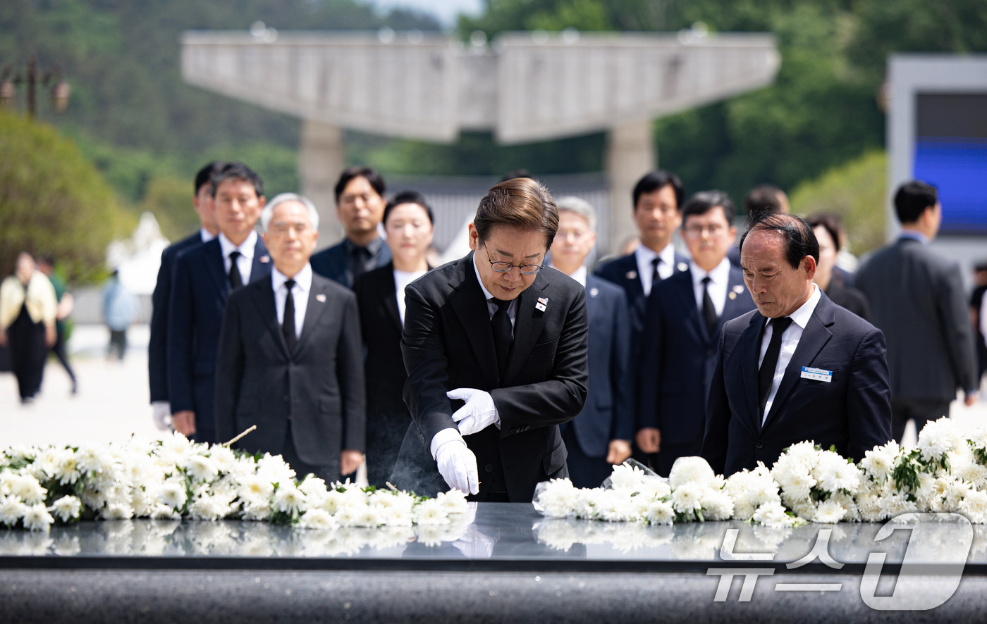 (광주=뉴스1) 이재명 기자 = 이재명 더불어민주당 대통령 후보가 17일 오후 광주 북구 5·18 민주묘지를 찾아 참배하고 있다. 2025.5.17/뉴스1