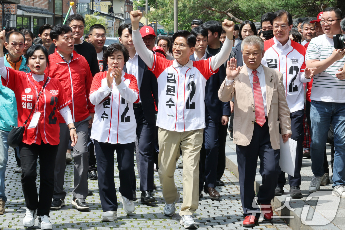 (전주=뉴스1) 이광호 기자 = 김문수 국민의힘 대통령 후보가 17일 오후 전북 전주시 완산구 한옥마을 거리에서 도보유세를 하고 있다. 2025.5.17/뉴스1