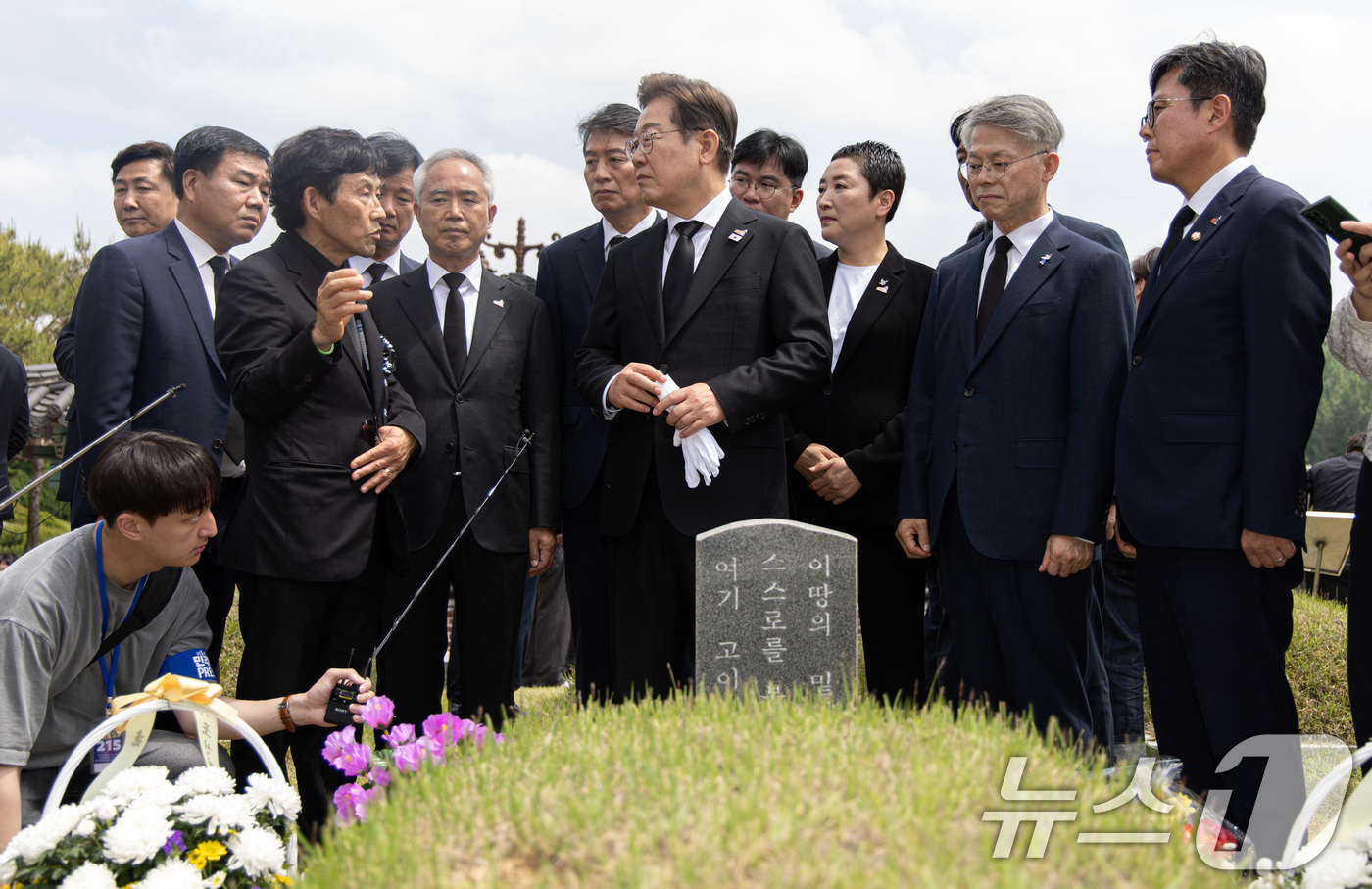 (광주=뉴스1) 이재명 기자 = 이재명 더불어민주당 대통령 후보가 17일 오후 광주 북구 5·18 민주묘지를 찾아 김동수 열사 묘역에 헌화한 후 유족과 대화를 나누고 있다. 202 …
