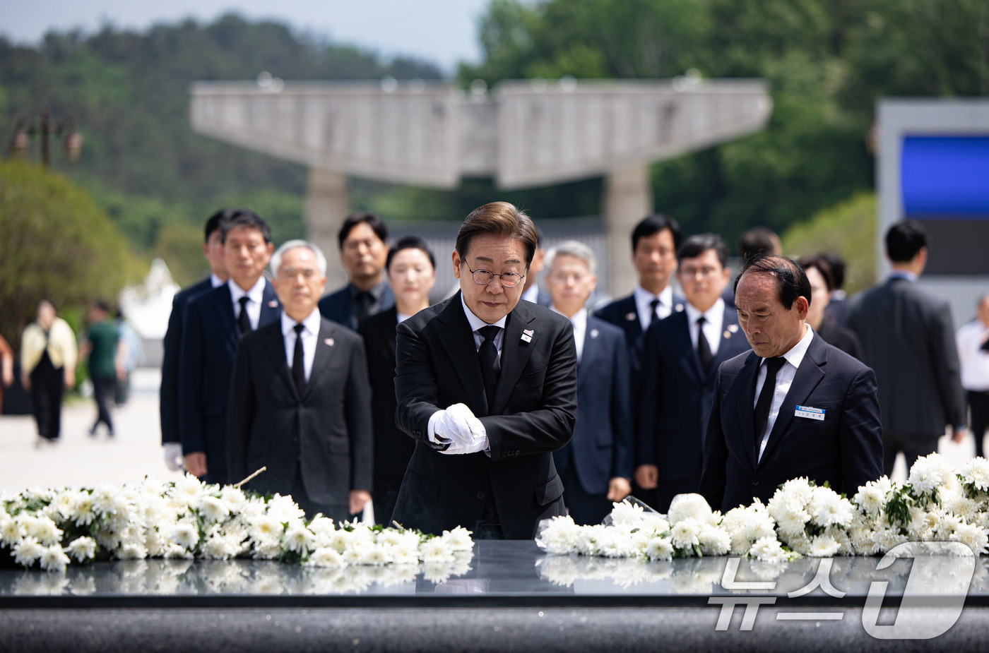 (광주=뉴스1) 이재명 기자 = 이재명 더불어민주당 대통령 후보가 17일 오후 광주 북구 5·18 민주묘지를 찾아 참배하고 있다. 2025.5.17/뉴스1