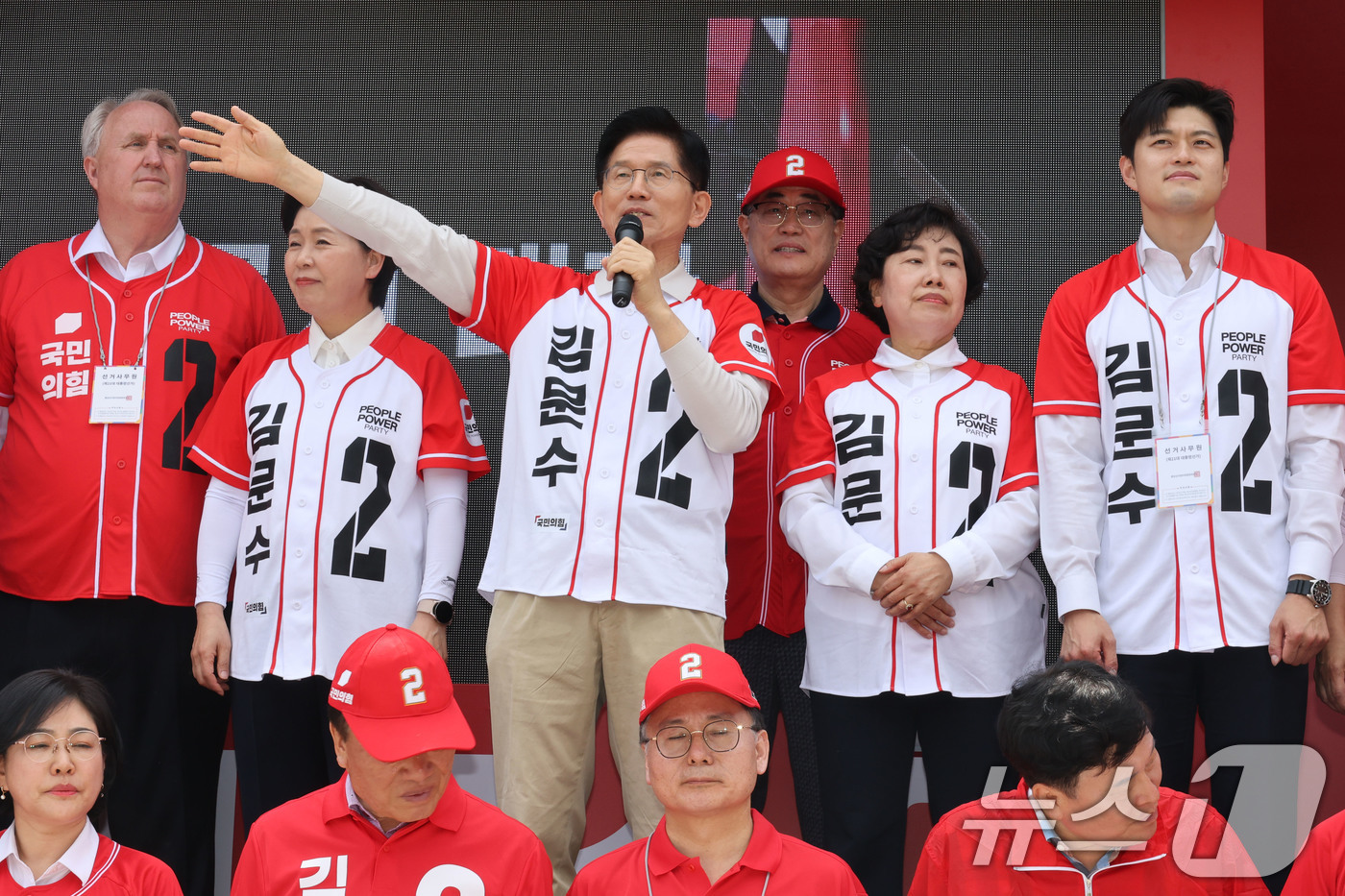 (전주=뉴스1) 이광호 기자 = 김문수 국민의힘 대통령 후보가 17일 오후 전북 전주시 완산구 한옥마을 거리에서 가진 유세에서 시민들에게 지지를 호소하고 있다. 2025.5.17/ …