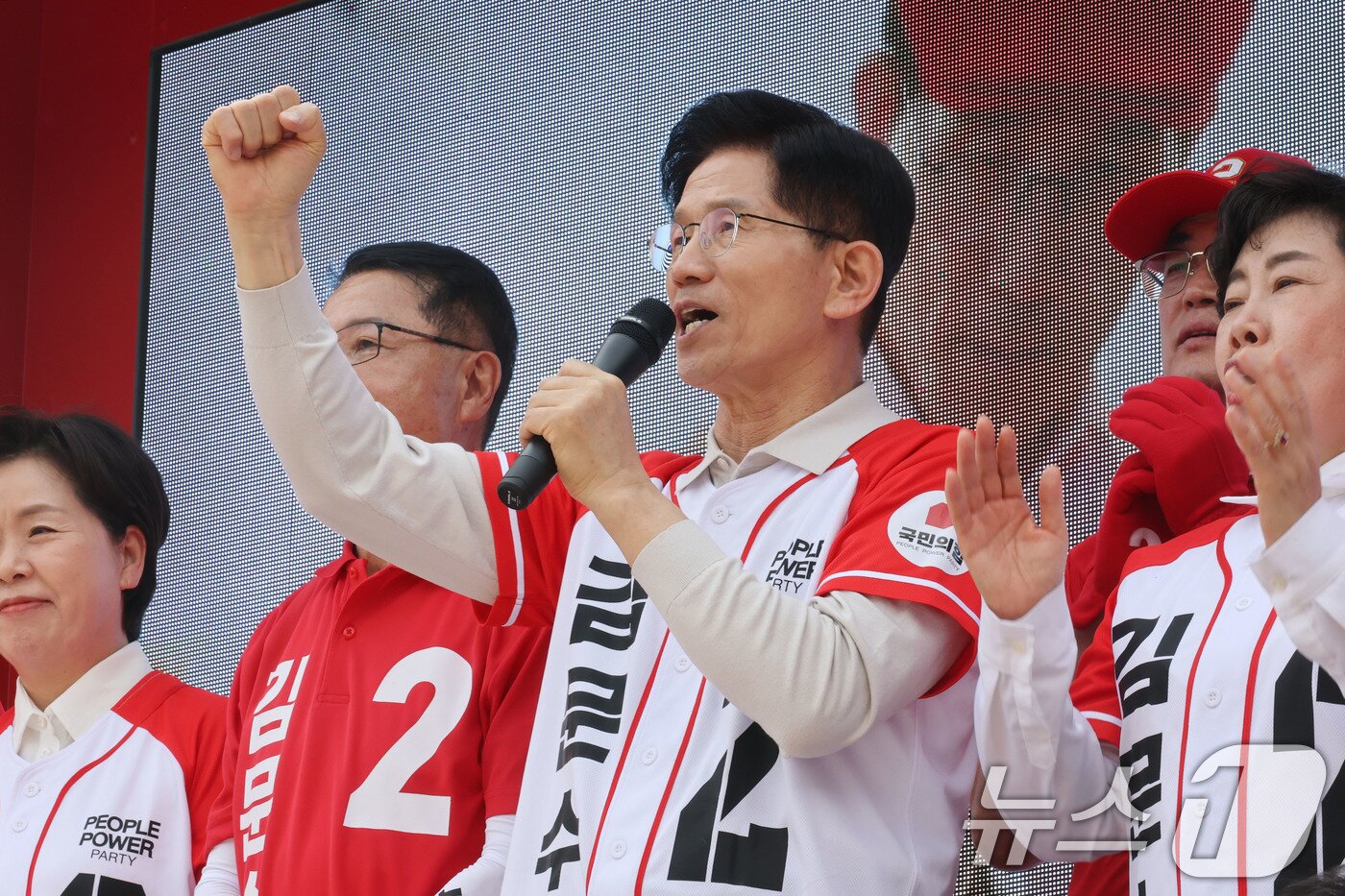 본문 이미지 - 김문수 국민의힘 대통령 후보가 지난 17일 오후 전북 전주시 완산구 한옥마을 거리에서 가진 유세에서 시민들에게 지지를 호소하고 있다. 2025.5.17/뉴스1 ⓒ News1 이광호 기자
