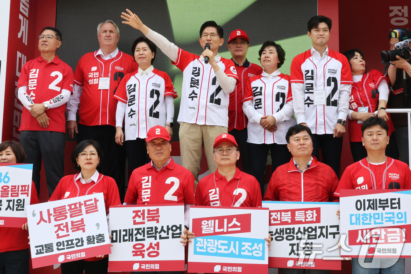 (전주=뉴스1) 이광호 기자 = 김문수 국민의힘 대통령 후보가 17일 오후 전북 전주시 완산구 한옥마을 거리에서 가진 유세에서 시민들에게 지지를 호소하고 있다. 2025.5.17/ …