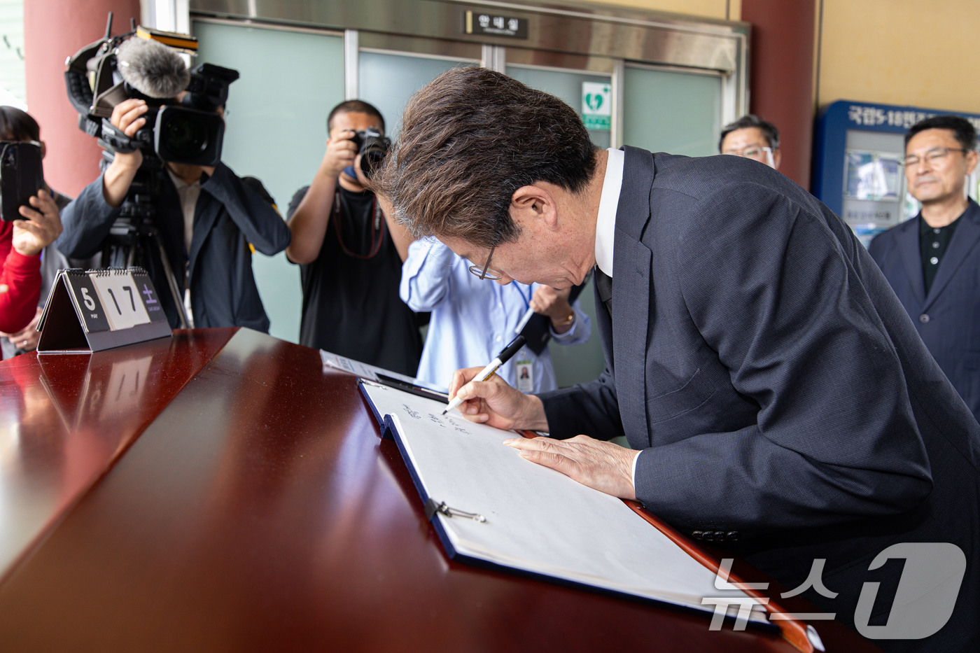 (광주=뉴스1) 이재명 기자 = 유승민 전 의원이 17일 오후 광주 북구 5·18 민주묘지를 찾아 참배하기 전 방명록을 작성하고 있다. 2025.5.17/뉴스1