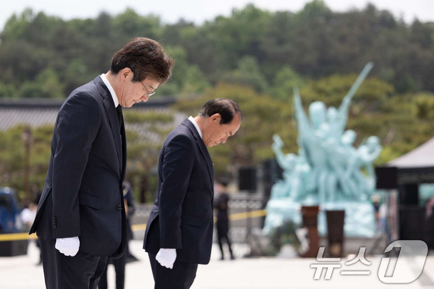 (광주=뉴스1) 이재명 기자 = 유승민 전 의원이 17일 오후 광주 북구 5·18 민주묘지를 찾아 참배하고 있다. 2025.5.17/뉴스1