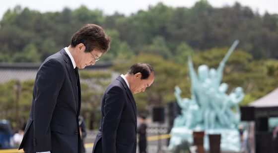 묵념하는 유승민