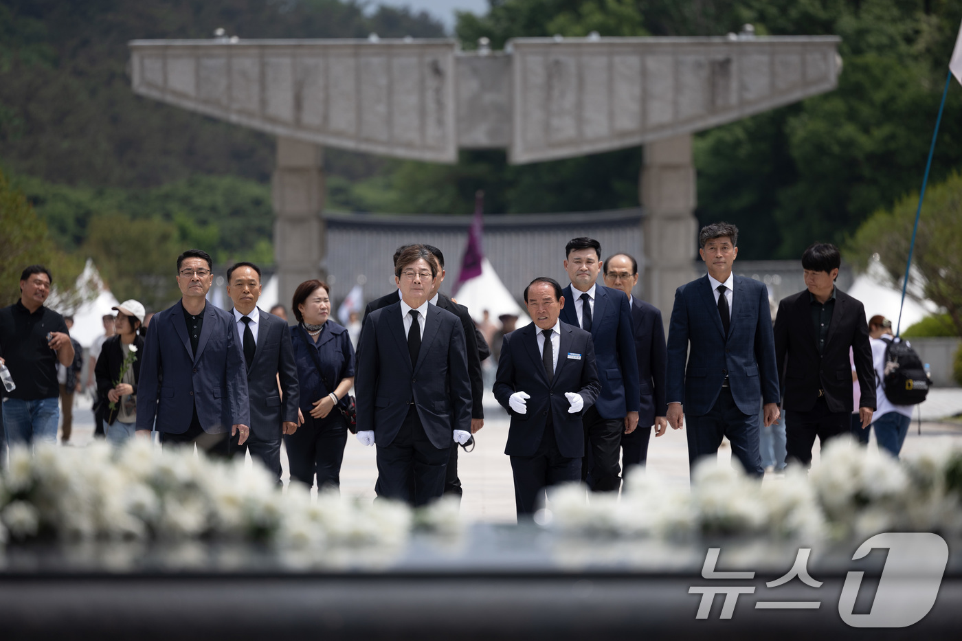 (광주=뉴스1) 이재명 기자 = 유승민 전 의원이 17일 오후 광주 북구 5·18 민주묘지를 찾아 참배하기 위해 이동하고 있다. 2025.5.17/뉴스1