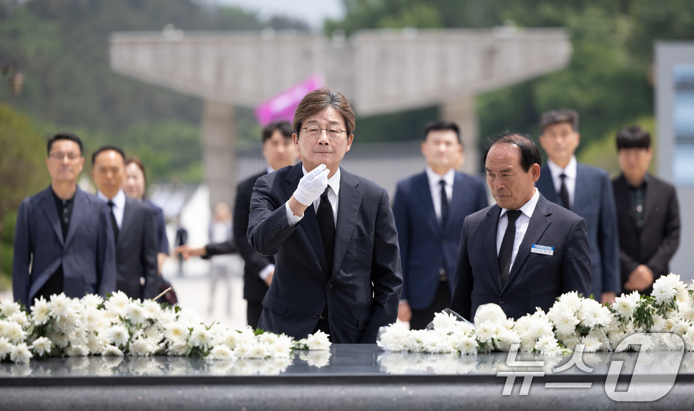 (광주=뉴스1) 이재명 기자 = 유승민 전 의원이 17일 오후 광주 북구 5·18 민주묘지를 찾아 참배하고 있다. 2025.5.17/뉴스1