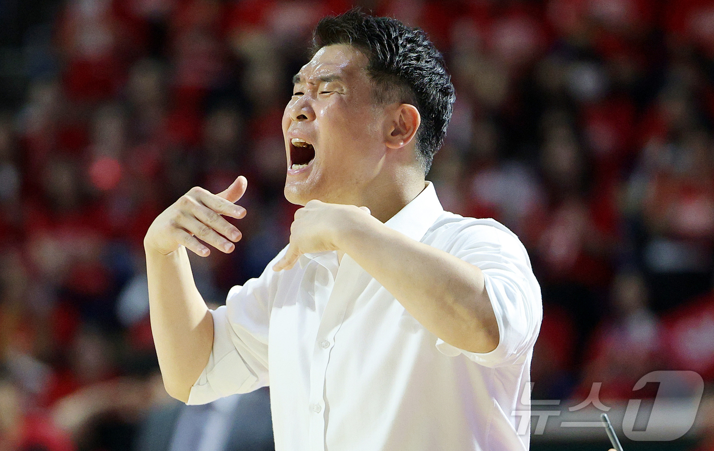 (서울=뉴스1) 김진환 기자 = 17일 오후 서울 송파구 잠실학생체육관에서 열린 '2024-25 KCC 프로농구 챔피언결정전 7차전' 서울 SK 나이츠와 창원 LG 세이커스의 경기 …