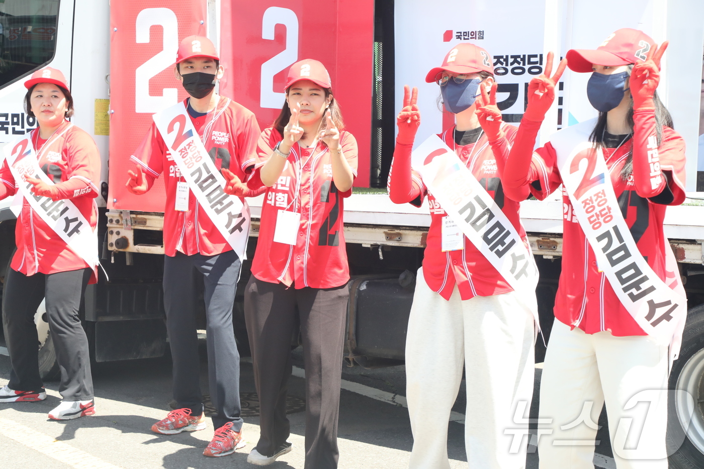 (제주=뉴스1) 강승남 기자 = 김문수 국민의힘 대통령 후보 제주도선거대책위원회(김문수 제주선대위)가 6·3 대선 공식 선거 운동 첫 주말인 17일 제주시 민속오일장에서 유세를 펼 …