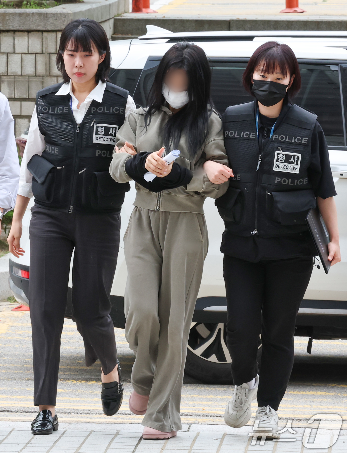 (서울=뉴스1) 박세연 기자 = 축구 국가대표팀 주장 손흥민을 상대로 돈을 받아내려해 공갈 혐의를 받고 있는 양씨(20대 여성)가 17일 서초구 서울중앙지방법원에서 열린 구속 전 …