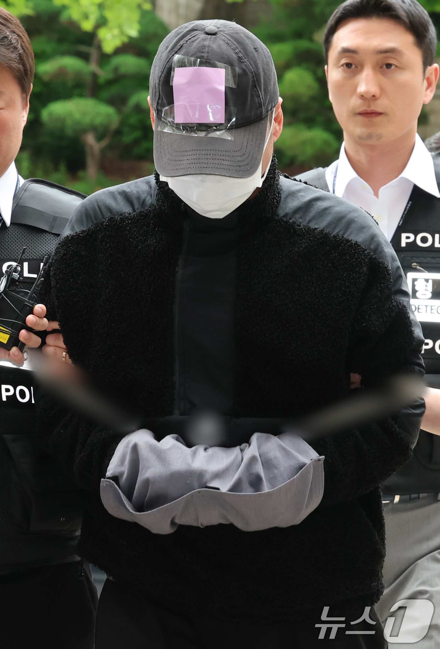 (서울=뉴스1) 박세연 기자 = 축구 국가대표팀 주장 손흥민을 상대로 20대 여성 양모씨와 함께 돈을 받아내려해 공갈 혐의를 받는 용모(40대 남성)씨가 17일 서초구 서울중앙지방 …