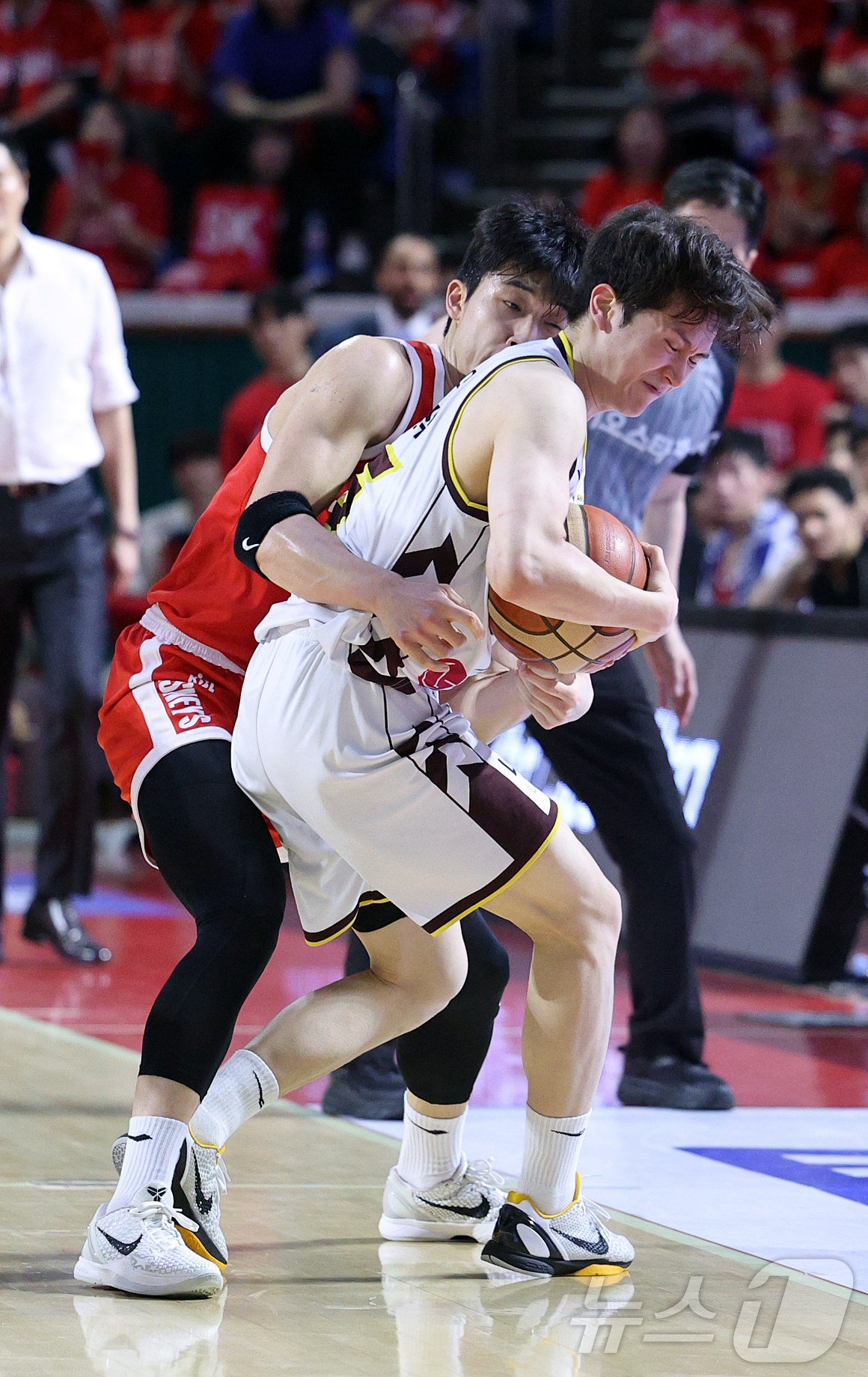 (서울=뉴스1) 김진환 기자 = 17일 오후 서울 송파구 잠실학생체육관에서 열린 '2024-25 KCC 프로농구 챔피언결정전 7차전' 서울 SK 나이츠와 창원 LG 세이커스의 경기 …