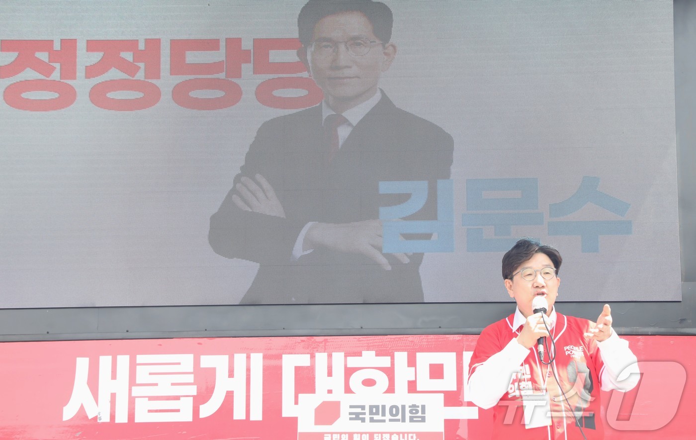 (제주=뉴스1) 강승남 기자 = 권성동 국민의힘 공동선거대책위원장이 17일 오후 제주시 민속오일시장을 찾아 김문수 후보 지지를 호소하고 있다. 2025.5.17/뉴스1