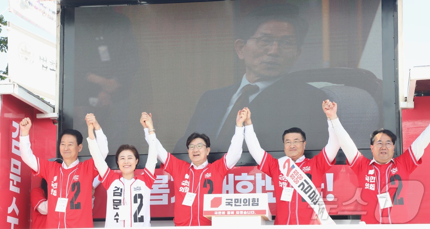 (제주=뉴스1) 강승남 기자 = 권성동 국민의힘 공동선거대책위원장(가운데)이 17일 오후 제주시 민속오일시장을 찾아 김문수 후보 지지를 호소하고 있다. 2025.5.17/뉴스1