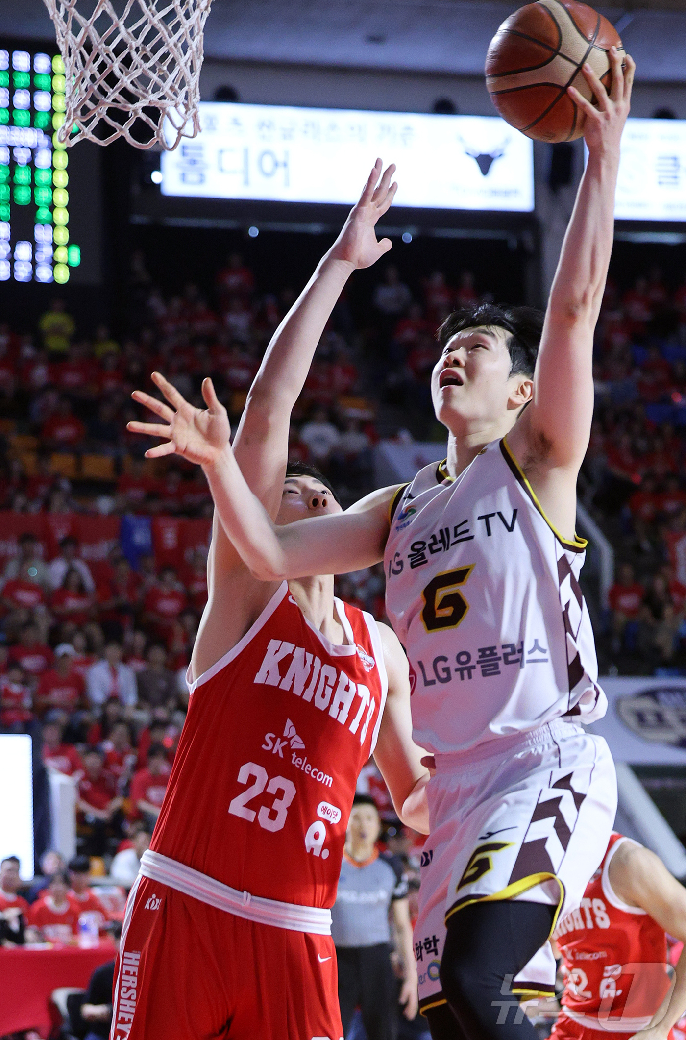 (서울=뉴스1) 김진환 기자 = 17일 오후 서울 송파구 잠실학생체육관에서 열린 '2024-25 KCC 프로농구 챔피언결정전 7차전' 서울 SK 나이츠와 창원 LG 세이커스의 경기 …
