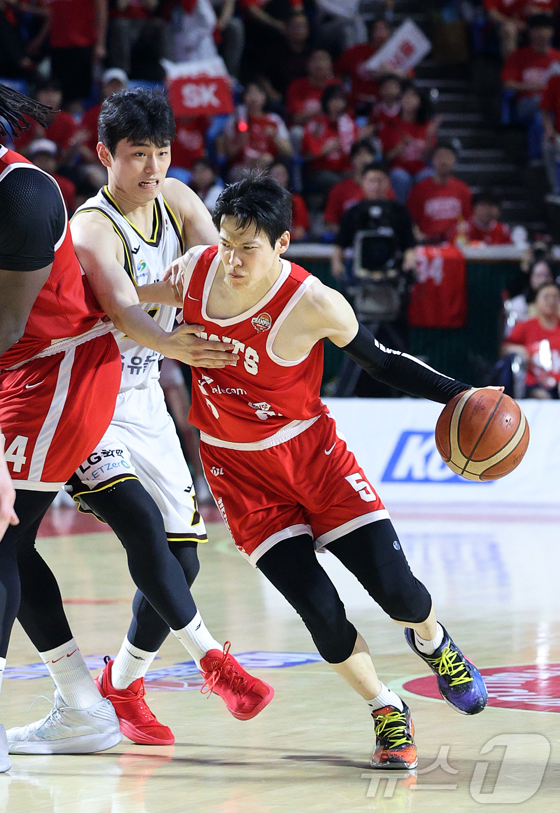 (서울=뉴스1) 김진환 기자 = 17일 오후 서울 송파구 잠실학생체육관에서 열린 '2024-25 KCC 프로농구 챔피언결정전 7차전' 서울 SK 나이츠와 창원 LG 세이커스의 경기 …