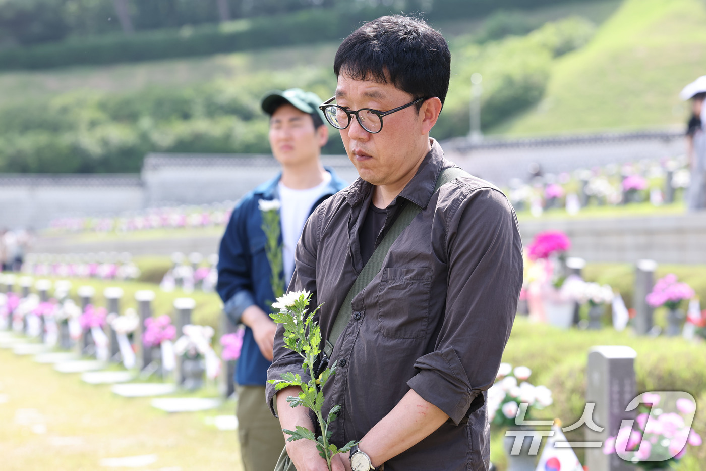 (광주=뉴스1) 박지현 기자 = 제45주년 5·18민주화운동기념식을 하루 앞둔 17일 방송인 김제동이 광주 북구 운정동 국립 5·18민주묘지를 찾아 오월 영령에 참배하고 있다. …