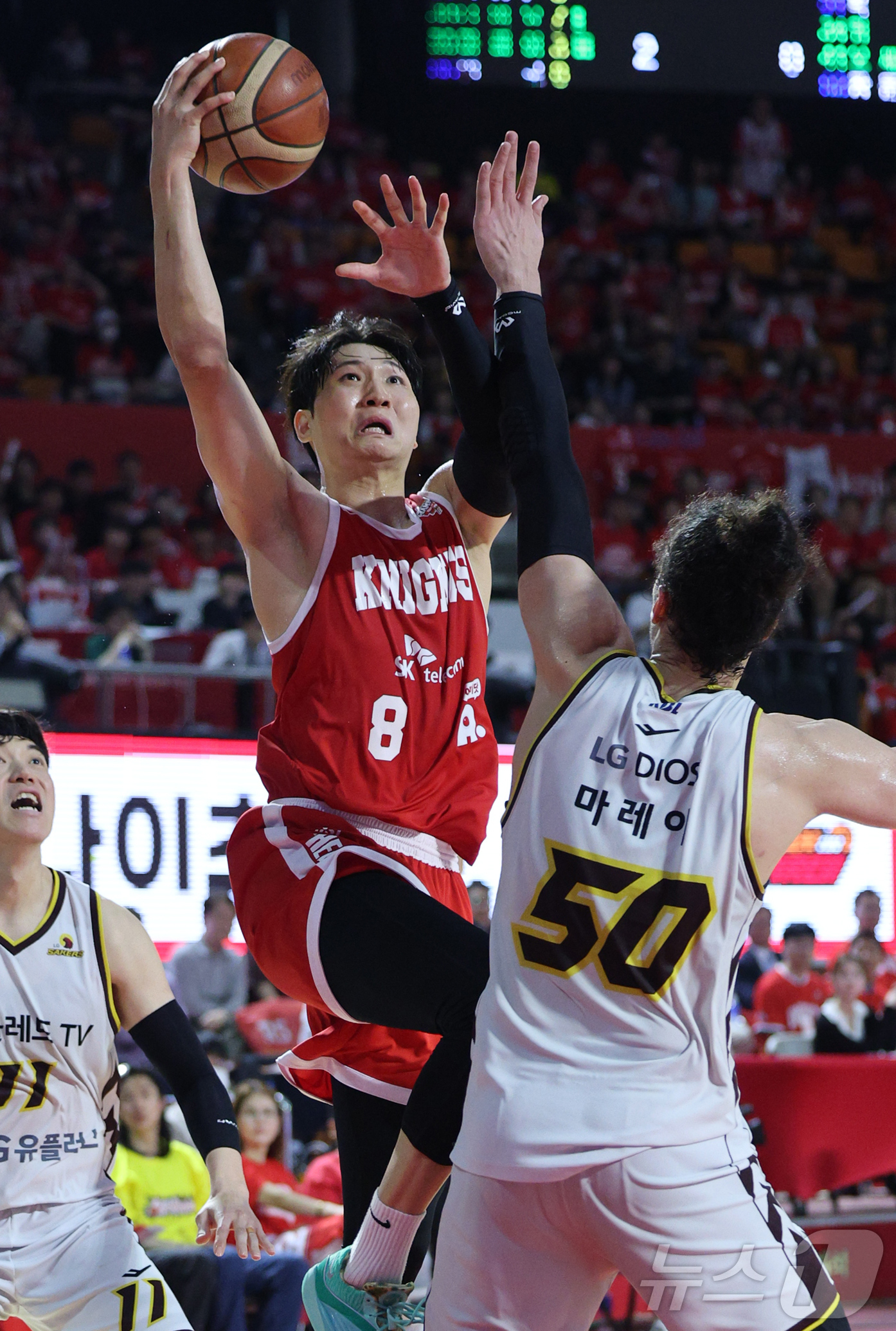 (서울=뉴스1) 김진환 기자 = 17일 오후 서울 송파구 잠실학생체육관에서 열린 '2024-25 KCC 프로농구 챔피언결정전 7차전' 서울 SK 나이츠와 창원 LG 세이커스의 경기 …