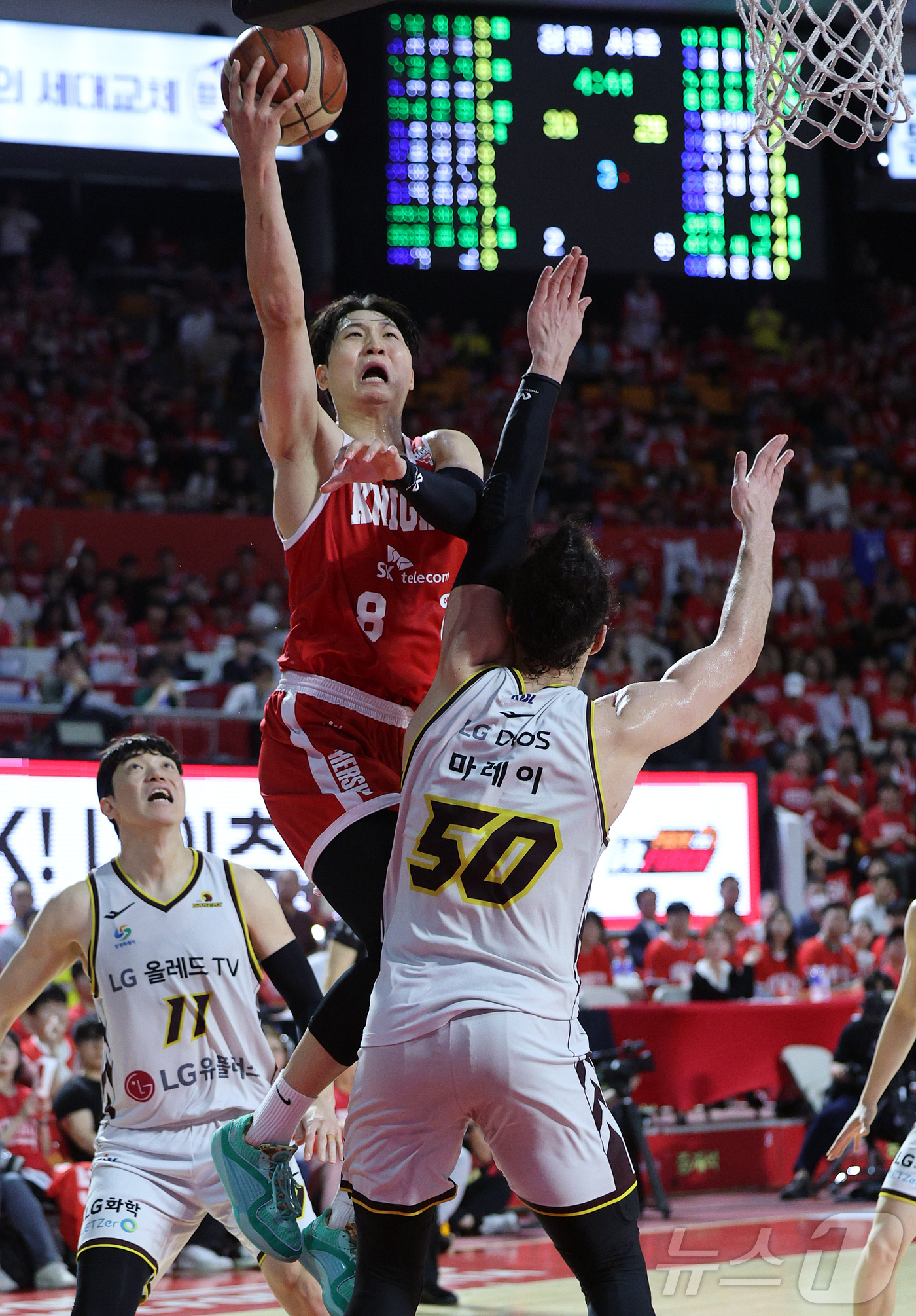 (서울=뉴스1) 김진환 기자 = 17일 오후 서울 송파구 잠실학생체육관에서 열린 '2024-25 KCC 프로농구 챔피언결정전 7차전' 서울 SK 나이츠와 창원 LG 세이커스의 경기 …