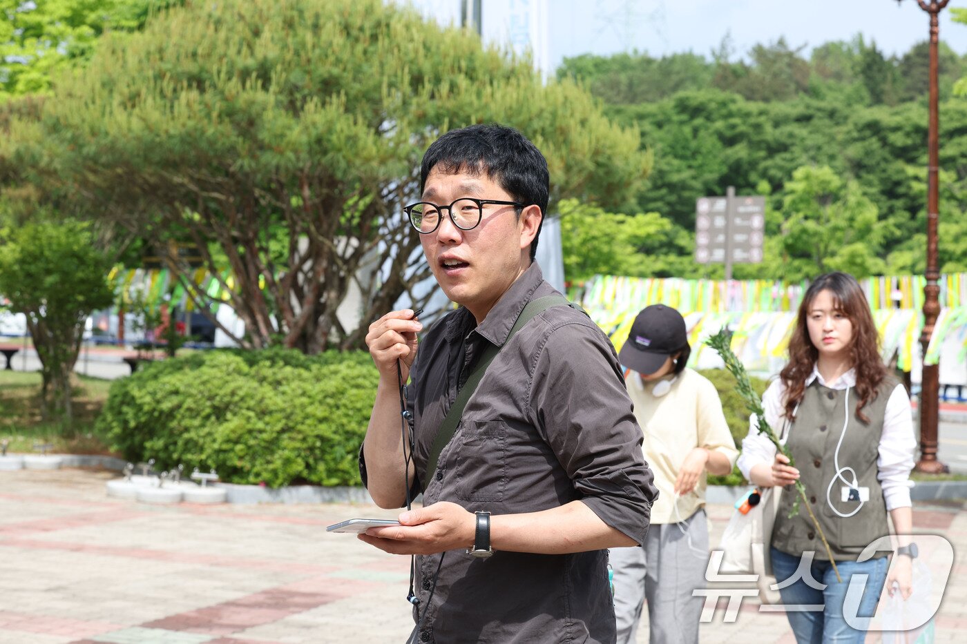 본문 이미지 - 제45주년 5·18민주화운동기념식을 하루 앞둔 17일 방송인 김제동이 광주 북구 운정동 국립 5·18민주묘지를 찾아 사단법인 김제동과어깨동무에 설명하고 있다. ⓒ News1 박지현 기자