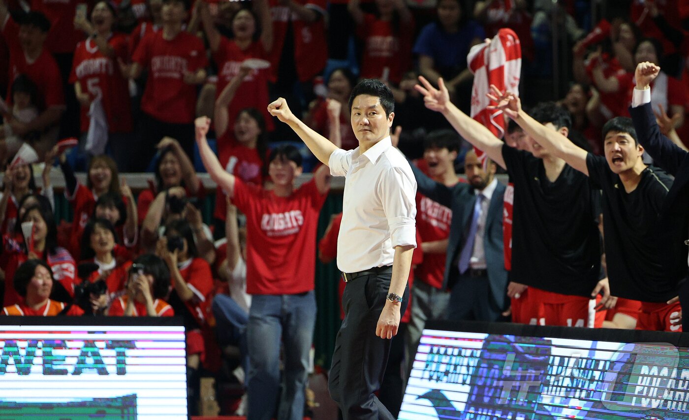 본문 이미지 - 17일 오후 서울 송파구 잠실학생체육관에서 열린 '2024-25 KCC 프로농구 챔피언결정전 7차전' 서울 SK 나이츠와 창원 LG 세이커스의 경기, 3쿼터 서울 SK 전희철 감독이 동점이 되자 주먹을 쥐며 환호하고 있다. 2025.5.17/뉴스1 ⓒ News1 김진환 기자