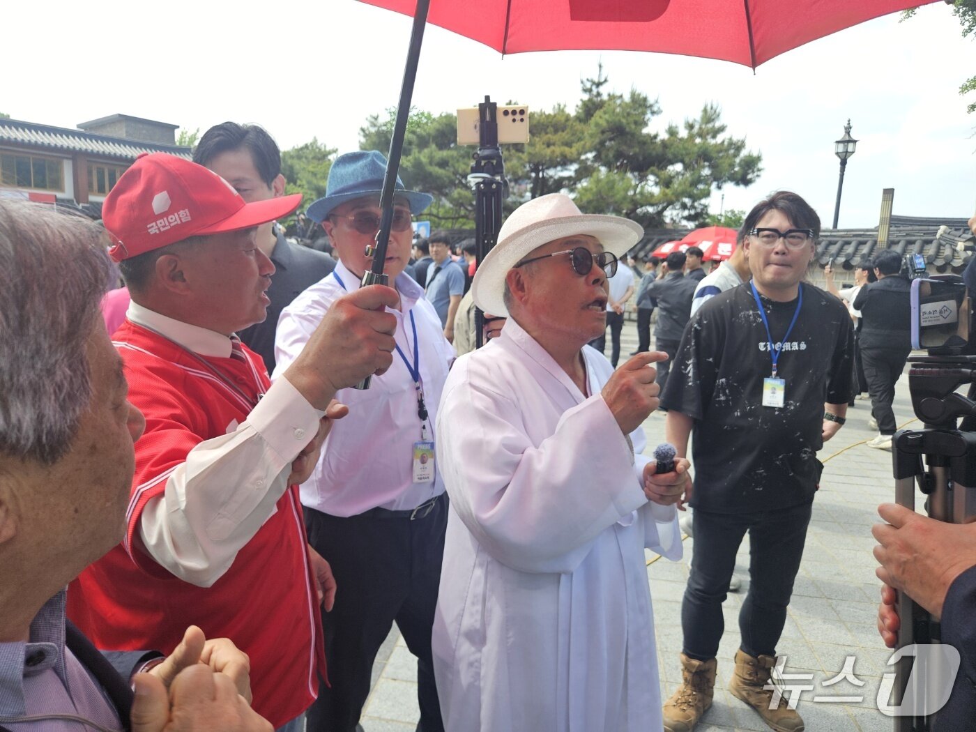 본문 이미지 - 17일 전북 전주시 전동성당 앞 김문수 국민의힘 대통령 후보 유세 현장에 백은종 서울의소리 대표가 나타나 지지자들과 말다툼을 벌이고 있다.2025.5.17/뉴스1