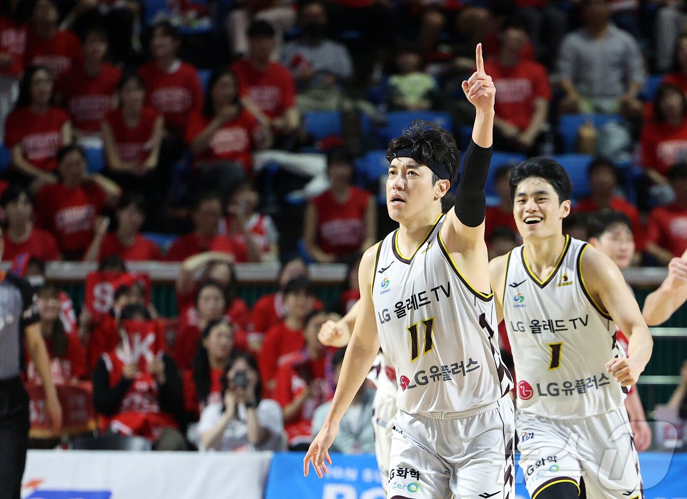 본문 이미지 - 17일 오후 서울 송파구 잠실학생체육관에서 열린 '2024-25 KCC 프로농구 챔피언결정전 7차전' 서울 SK 나이츠와 창원 LG 세이커스의 경기, 4쿼터 창원 LG 허일영이 3점슛을 성공시킨 뒤 세리머니를 하고 있다. 2025.5.17/뉴스1 ⓒ News1 김진환 기자