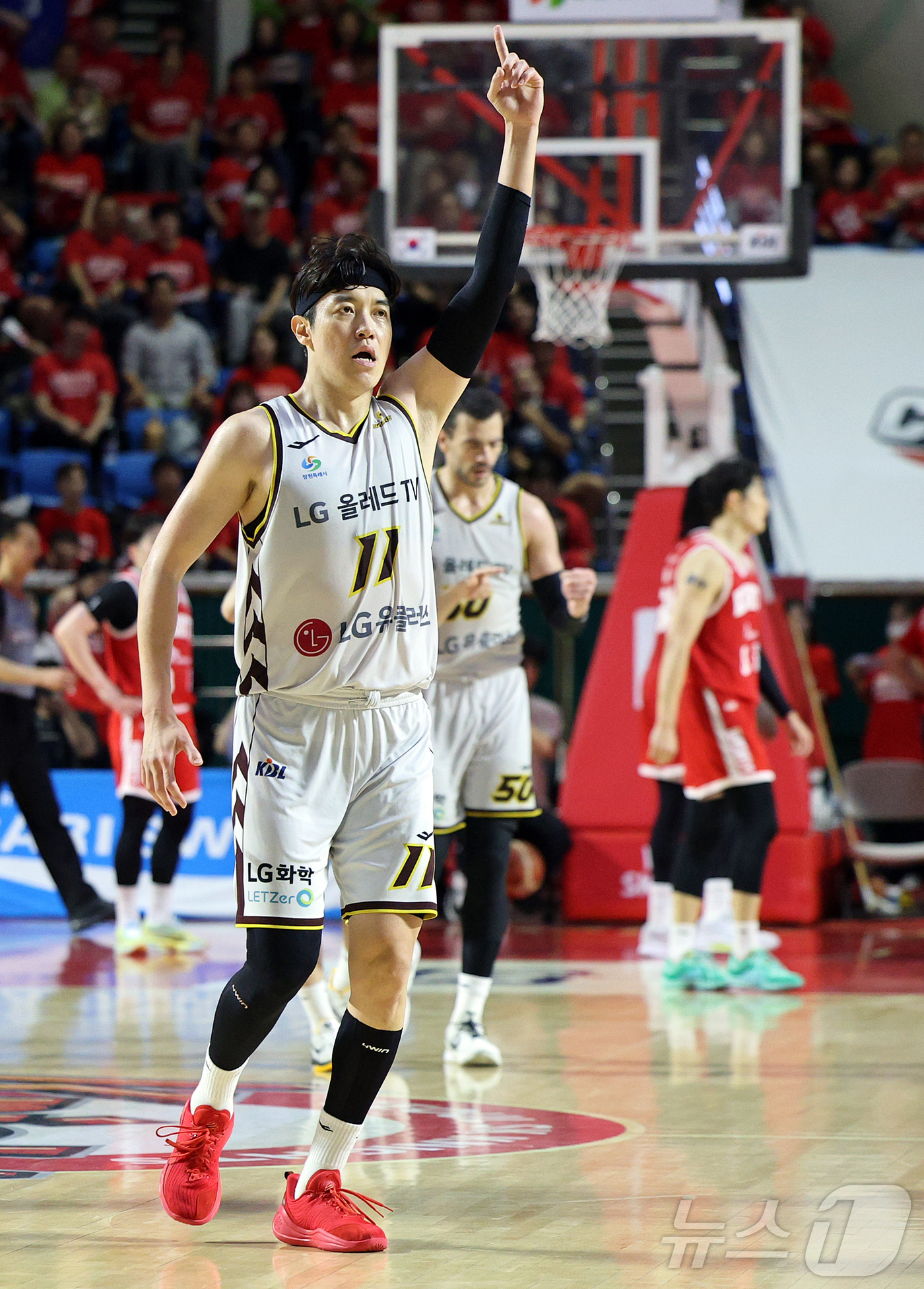 (서울=뉴스1) 김진환 기자 = 17일 오후 서울 송파구 잠실학생체육관에서 열린 '2024-25 KCC 프로농구 챔피언결정전 7차전' 서울 SK 나이츠와 창원 LG 세이커스의 경기 …