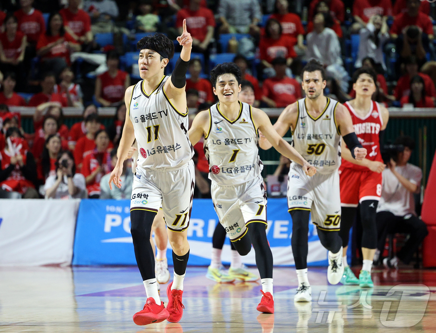 (서울=뉴스1) 김진환 기자 = 17일 오후 서울 송파구 잠실학생체육관에서 열린 '2024-25 KCC 프로농구 챔피언결정전 7차전' 서울 SK 나이츠와 창원 LG 세이커스의 경기 …