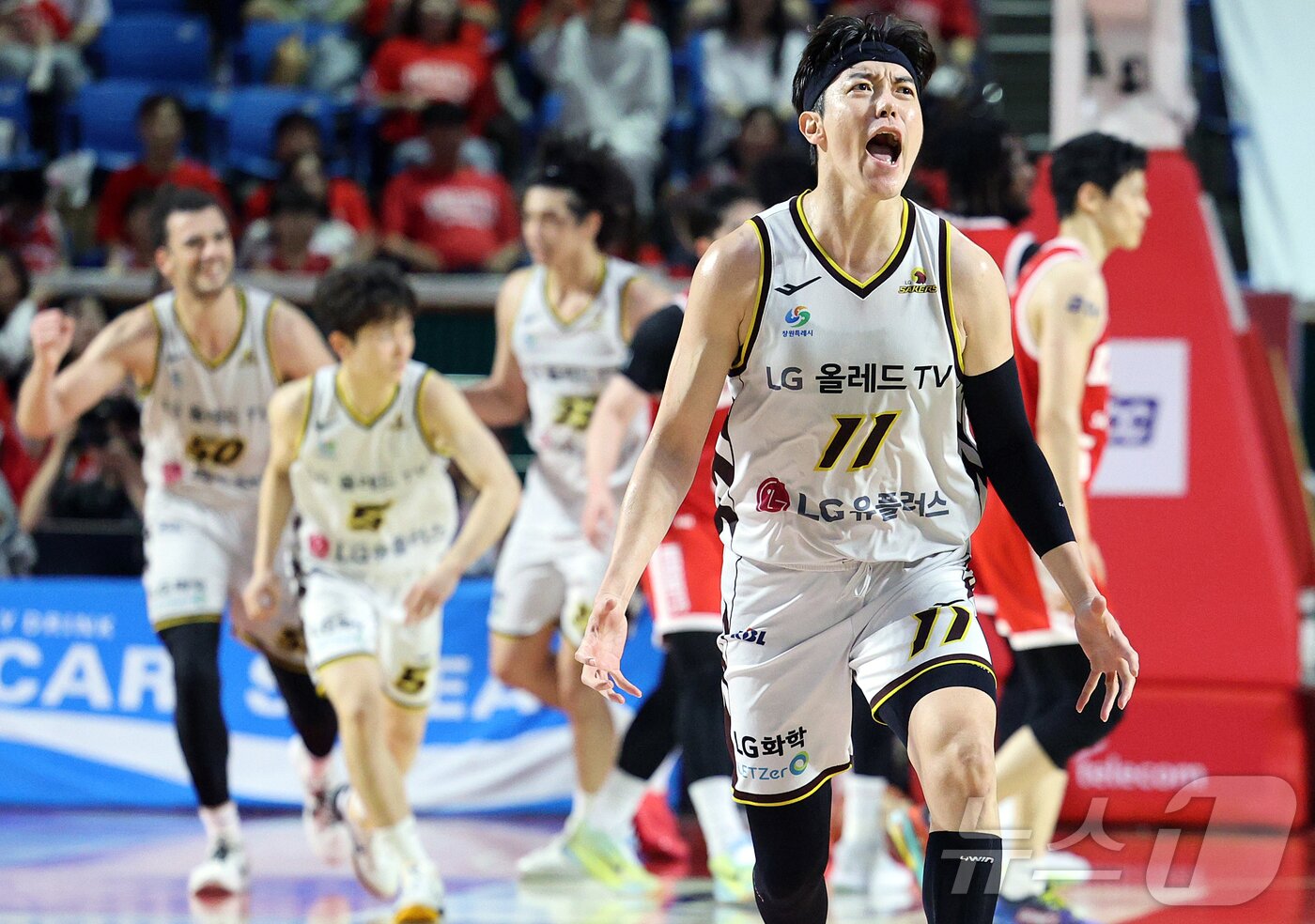본문 이미지 - 17일 오후 서울 송파구 잠실학생체육관에서 열린 &#39;2024-25 KCC 프로농구 챔피언결정전 7차전&#39; 서울 SK 나이츠와 창원 LG 세이커스의 경기, 4쿼터 창원 LG 허일영이 3점슛을 성공시킨 뒤 세리머니를 하고 있다. 2025.5.17/뉴스1 ⓒ News1 김진환 기자