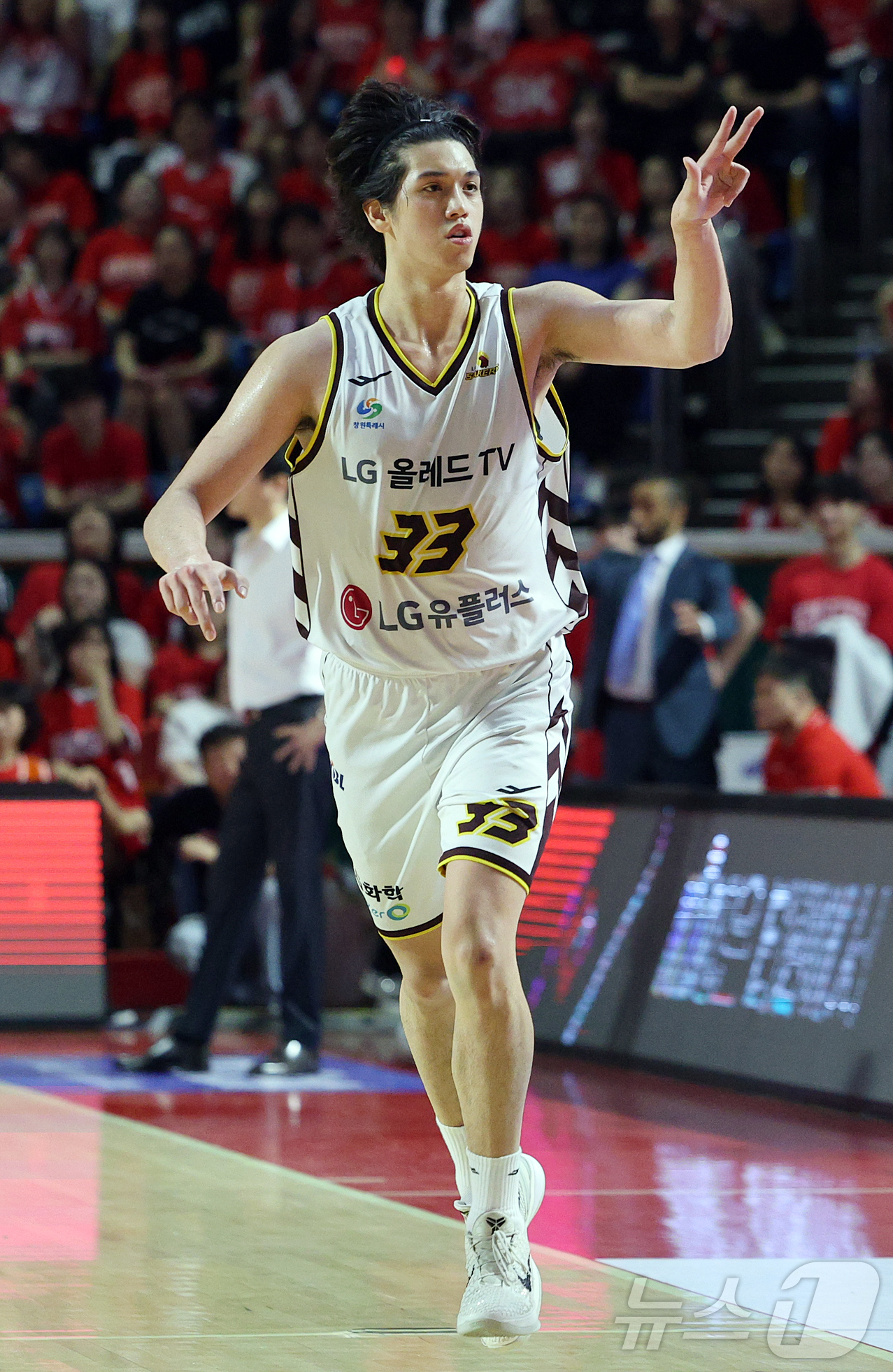 (서울=뉴스1) 김진환 기자 = 17일 오후 서울 송파구 잠실학생체육관에서 열린 '2024-25 KCC 프로농구 챔피언결정전 7차전' 서울 SK 나이츠와 창원 LG 세이커스의 경기 …