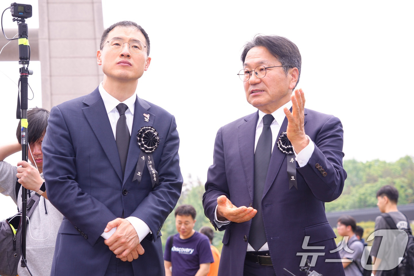 (광주=뉴스1) 박준배 기자 = 강기정 광주시장이 17일 김상욱 국회의원과 국립5·18민주묘지에 안장된 양창근·문재학·안종필 열사 등의 묘지를 둘러보고 ‘그 소년들’이 꿈꿨던 민주 …