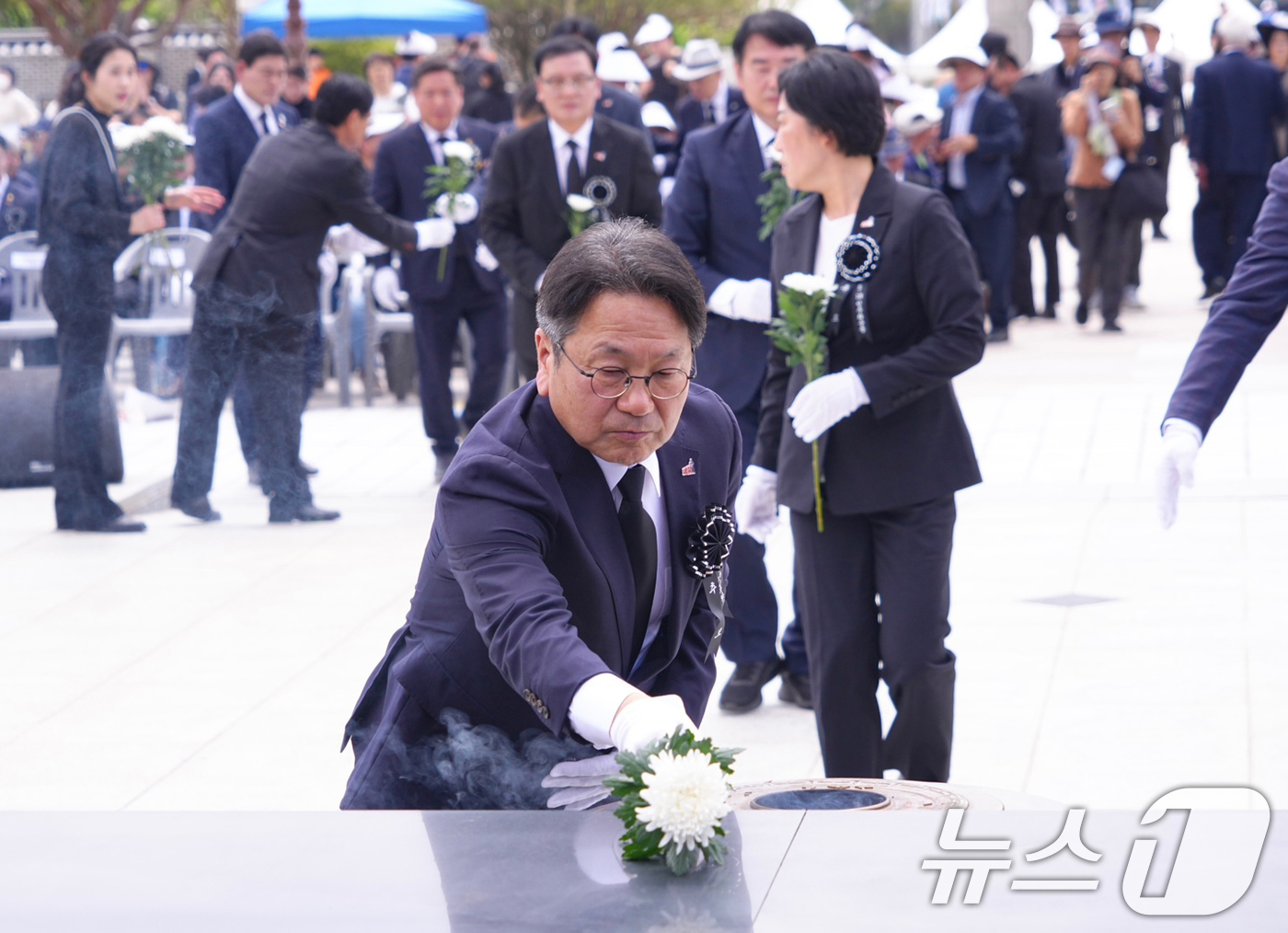 (광주=뉴스1) 박준배 기자 = 강기정 광주시장이 17일 국립5·18민주묘지에서 열린 ‘제45주년 5·18민주화운동 추모식’에 참석해 헌화하고 있다.(광주시 제공. 재판매 및 DB …