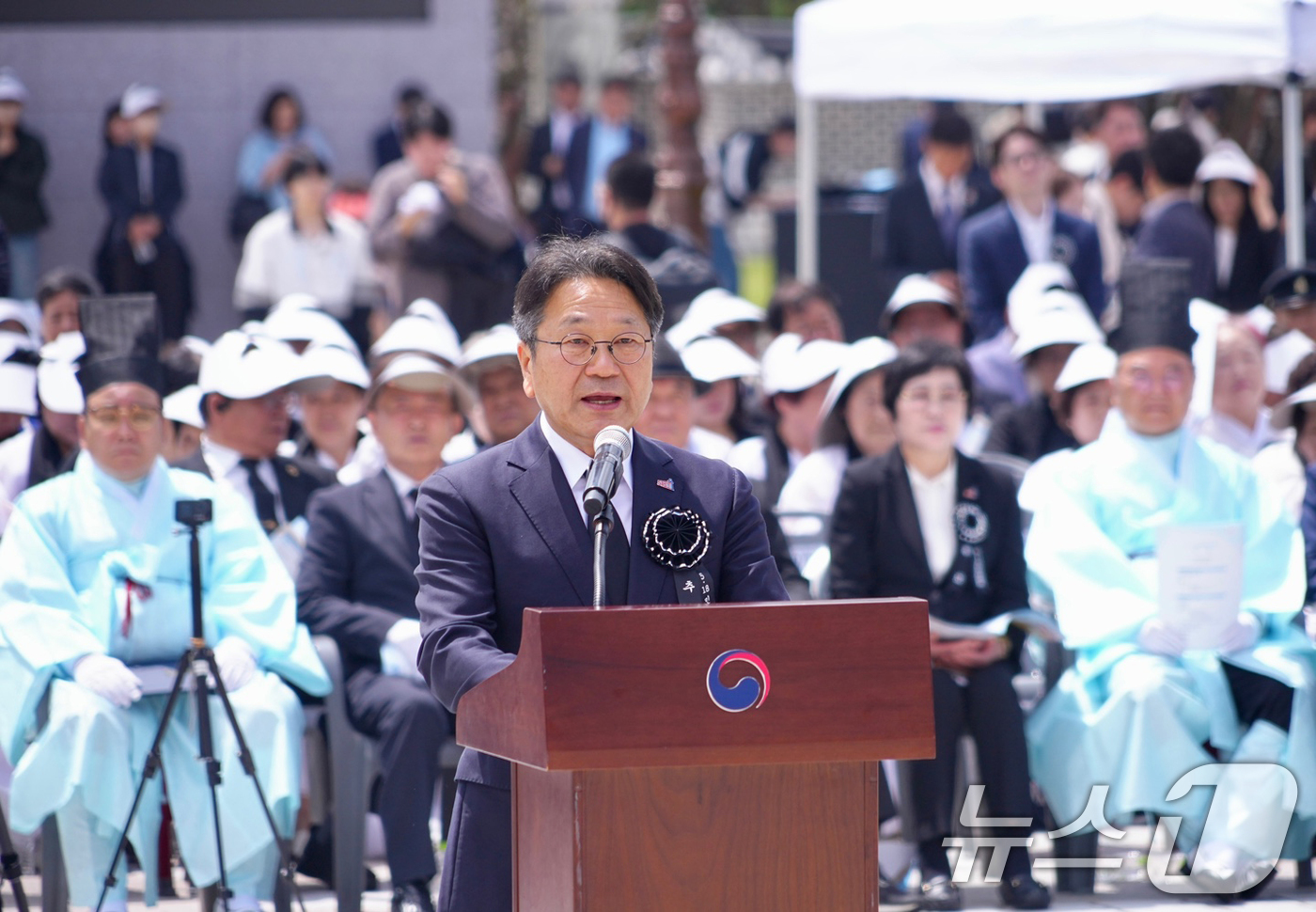 (광주=뉴스1) 박준배 기자 = 강기정 광주시장이 17일 국립5·18민주묘지에서 열린 ‘제45주년 5·18민주화운동 추모식’에 참석해 추모사를 하고 있다.(광주시 제공. 재판매 및 …