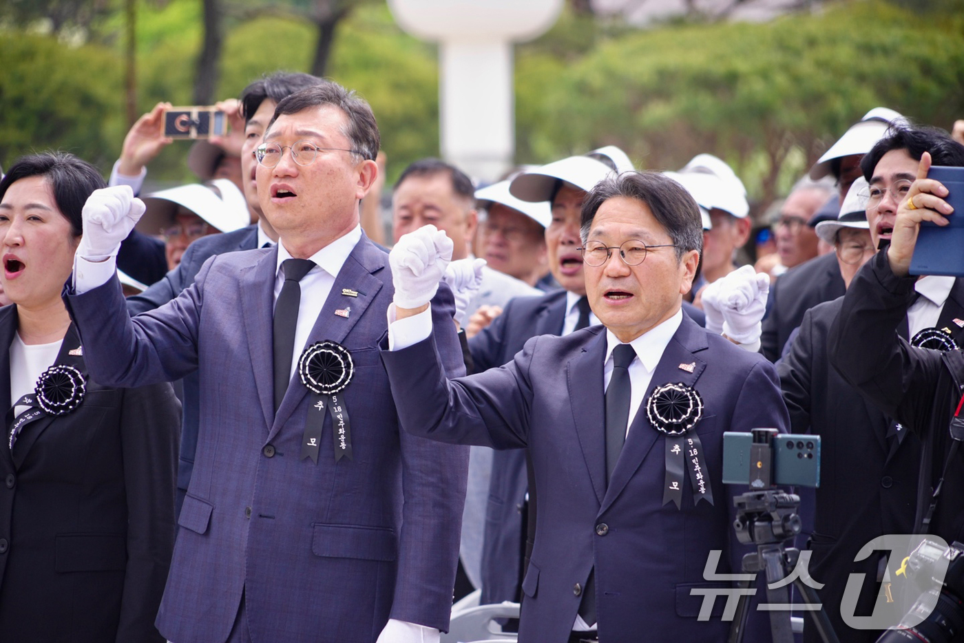 (광주=뉴스1) 박준배 기자 = 강기정 광주시장이 17일 국립5·18민주묘지에서 열린 ‘제45주년 5·18민주화운동 추모식’에 참석해 임을 위한 행진곡을 제창하고 있다.(광주시 제 …