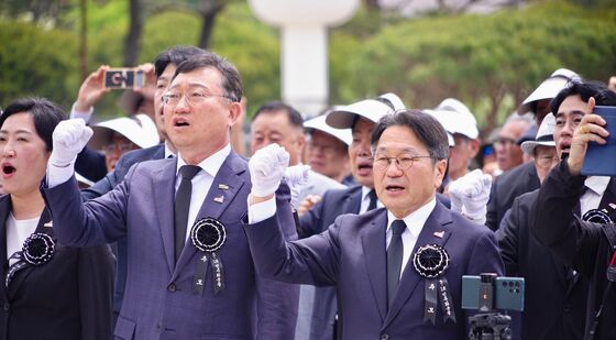강기정 시장, 임을 위한 행진곡 제창