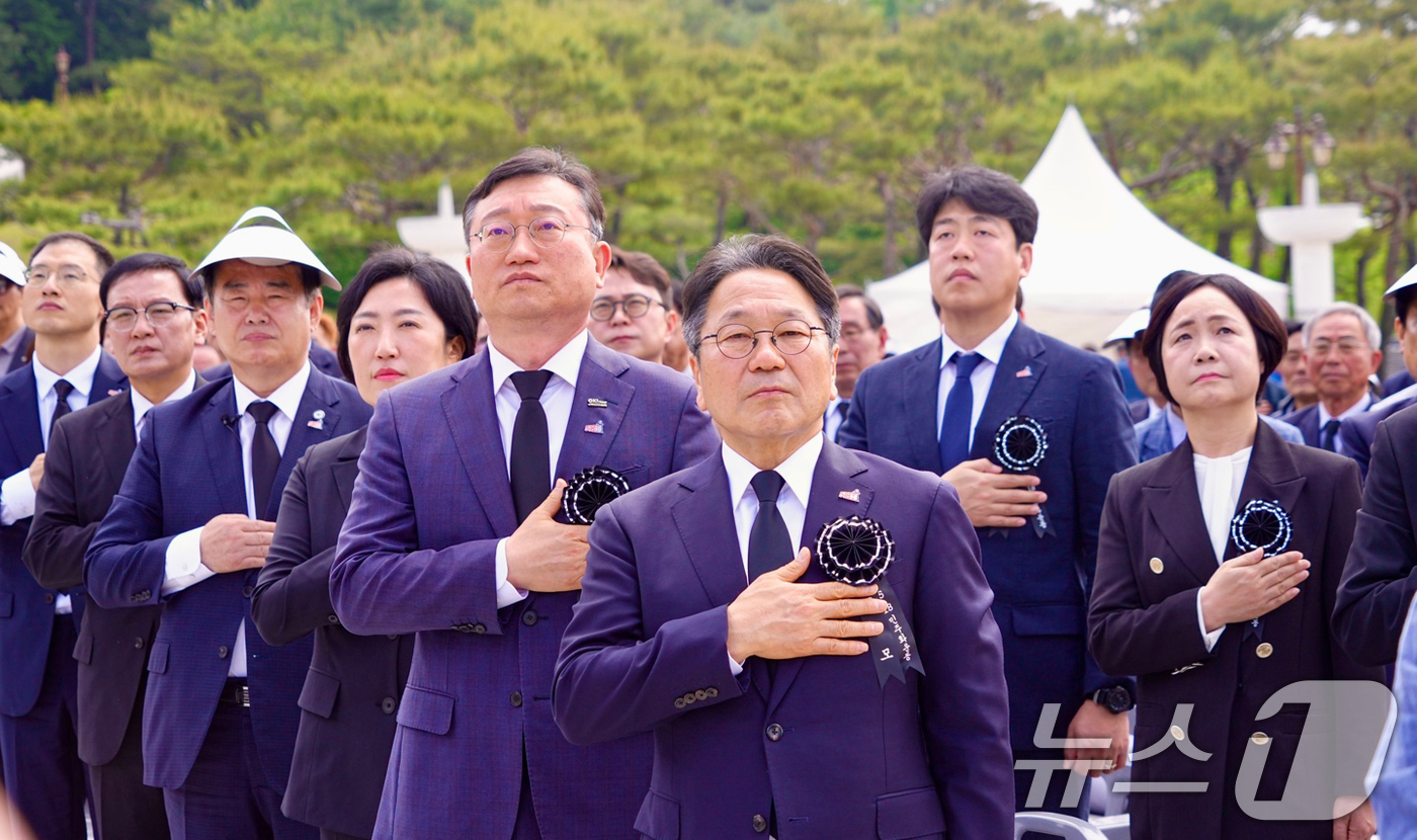 (광주=뉴스1) 박준배 기자 = 강기정 광주시장이 17일 국립5·18민주묘지에서 열린 ‘제45주년 5·18민주화운동 추모식’에 참석해 오월 영령에 참배하고 있다.(광주시 제공. 재 …