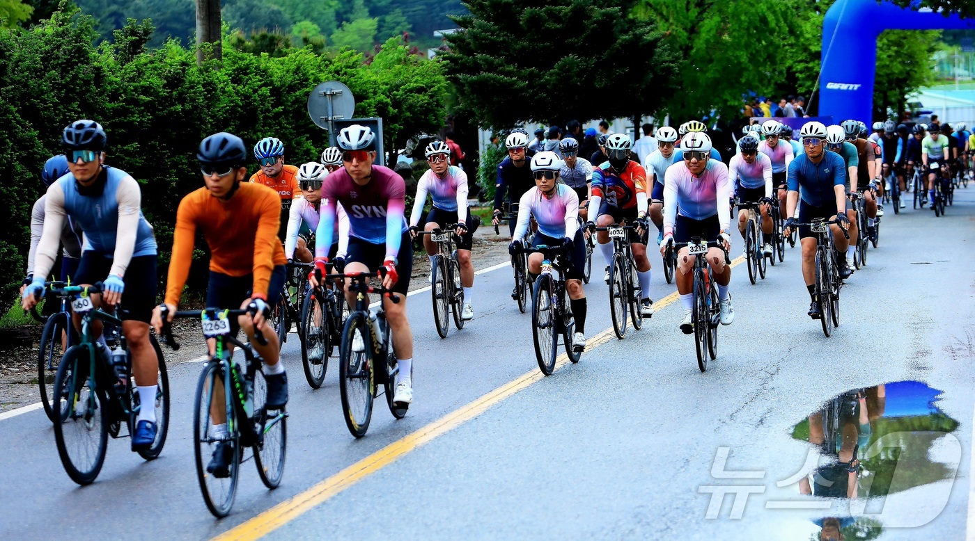 (인제=뉴스1) 신관호 기자 = 전국 주요 자전거 대회 중 하나인 '2025 설악 그란폰도 대회'가 17일 강원 인제군 상남면 일원에서 5000여 명의 동호인이 참여한 가운데 열렸 …