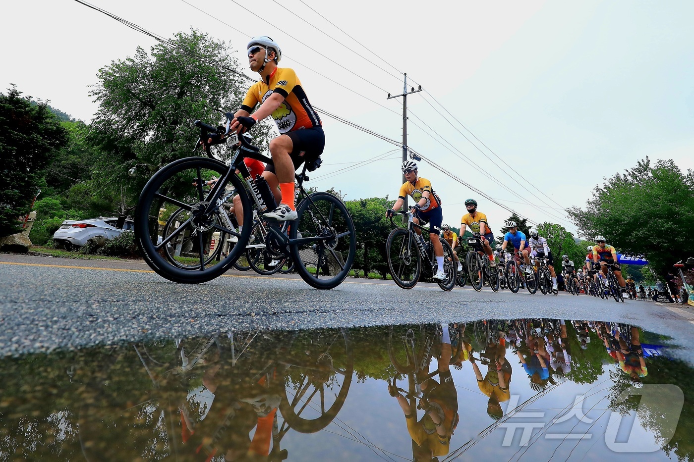 (인제=뉴스1) 신관호 기자 = 전국 주요 자전거 대회 중 하나인 '2025 설악 그란폰도 대회'가 17일 강원 인제군 상남면 일원에서 5000여 명의 동호인이 참여한 가운데 열렸 …