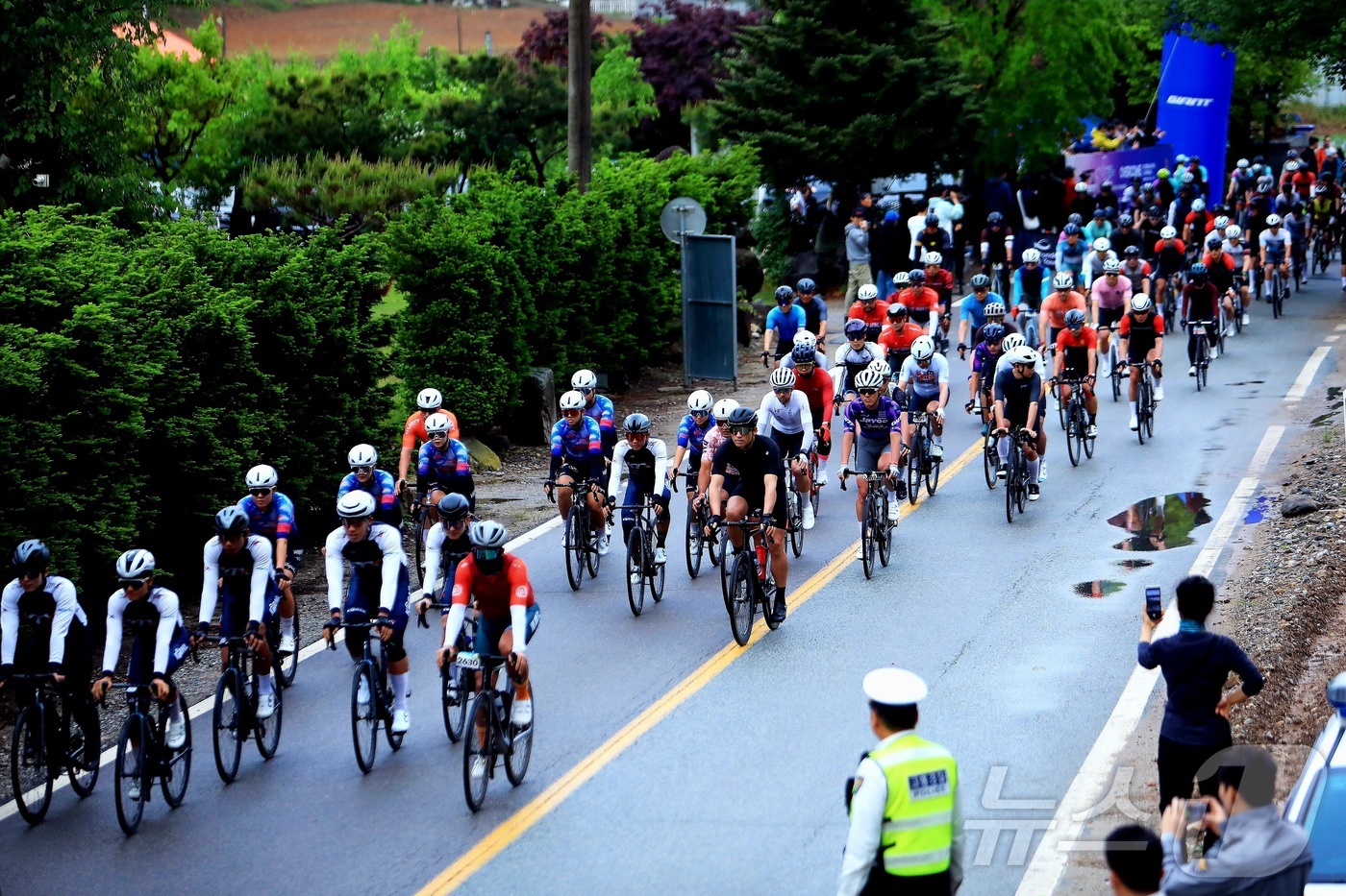 (인제=뉴스1) 신관호 기자 = 전국 주요 자전거 대회 중 하나인 '2025 설악 그란폰도 대회'가 17일 강원 인제군 상남면 일원에서 5000여 명의 동호인이 참여한 가운데 열렸 …