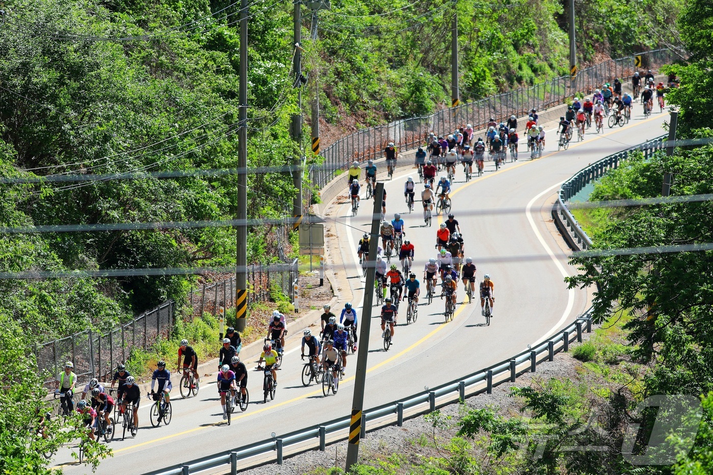 (인제=뉴스1) 신관호 기자 = 전국 주요 자전거 대회 중 하나인 '2025 설악 그란폰도 대회'가 17일 강원 인제군 상남면 일원에서 5000여 명의 동호인이 참여한 가운데 열렸 …