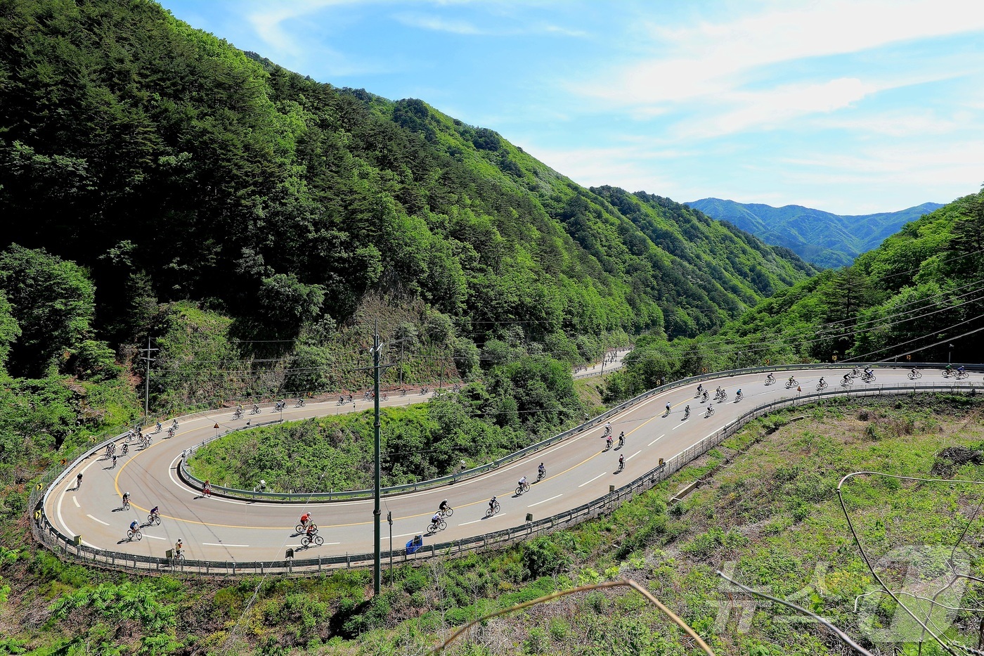 (인제=뉴스1) 신관호 기자 = 전국 주요 자전거 대회 중 하나인 '2025 설악 그란폰도 대회'가 17일 강원 인제군 상남면 일원에서 5000여 명의 동호인이 참여한 가운데 열렸 …