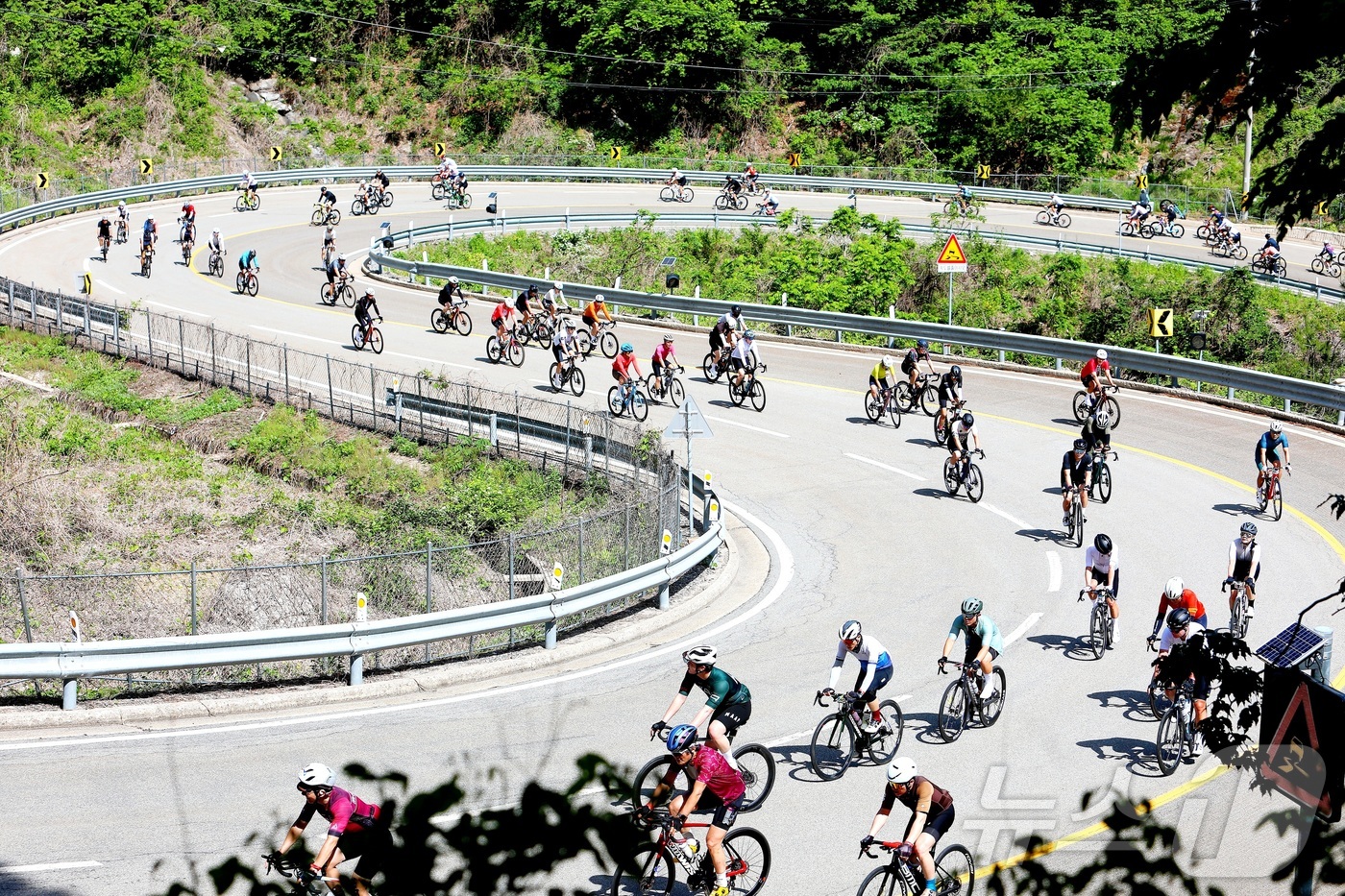 (인제=뉴스1) 신관호 기자 = 전국 주요 자전거 대회 중 하나인 '2025 설악 그란폰도 대회'가 17일 강원 인제군 상남면 일원에서 5000여 명의 동호인이 참여한 가운데 열렸 …