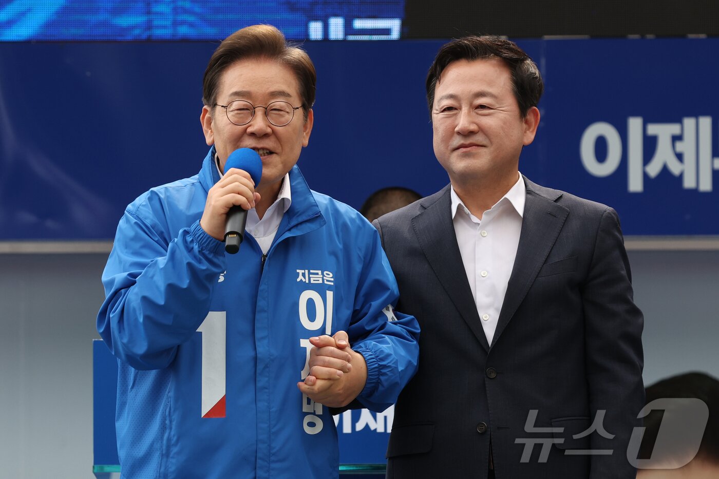 본문 이미지 - 지난 대통령 선거 때 이재명 당시 후보와 김용남 전 의원. (공동취재) 2025.5.17 ⓒ 뉴스1 이재명 기자