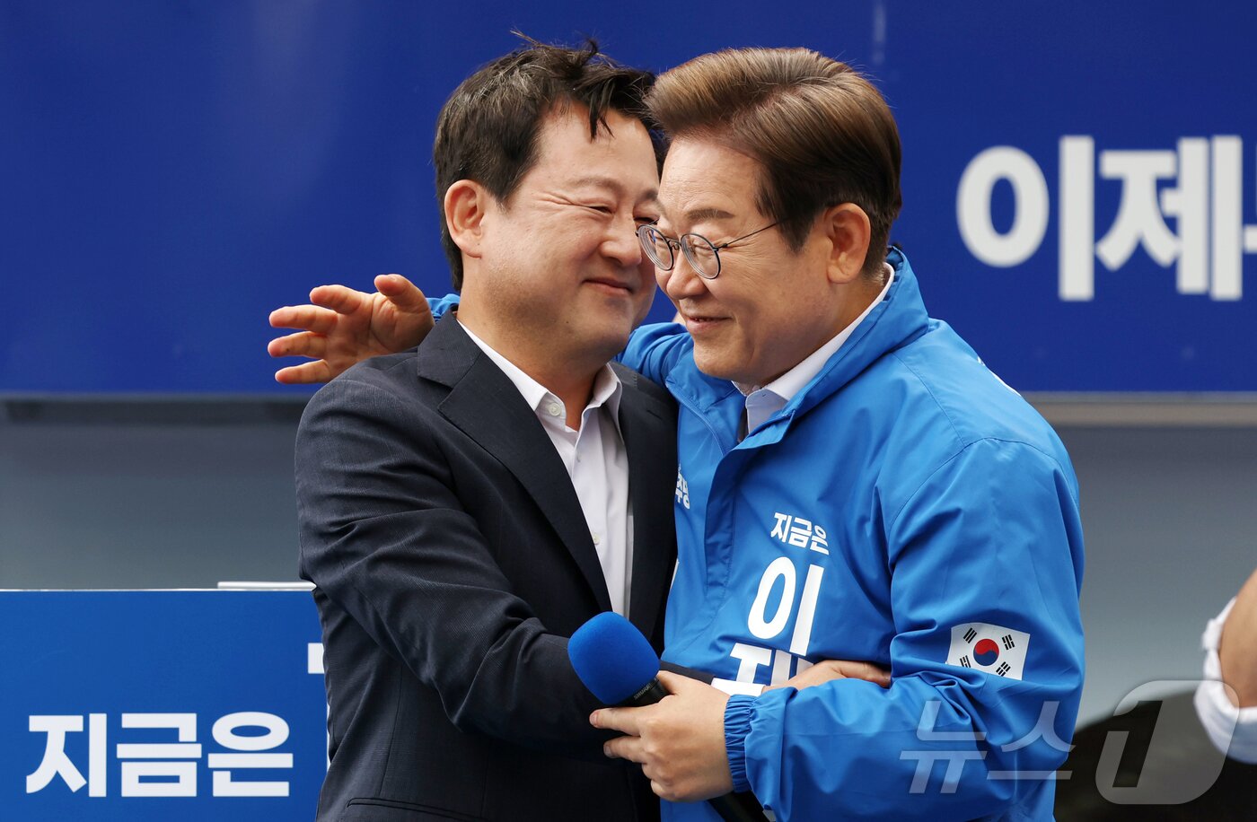 본문 이미지 - 이재명 더불어민주당 대통령 후보가 17일 광주 서구 김대중컨벤션센터 광장에서 열린 집중유세에서 국민의힘 탈당 후 개혁신당 정책위의장을 맡았던 김용남 전 의원과 포옹하고 있다. &#40;공동취재&#41;2025.5.17/뉴스1 ⓒ News1 이재명 기자
