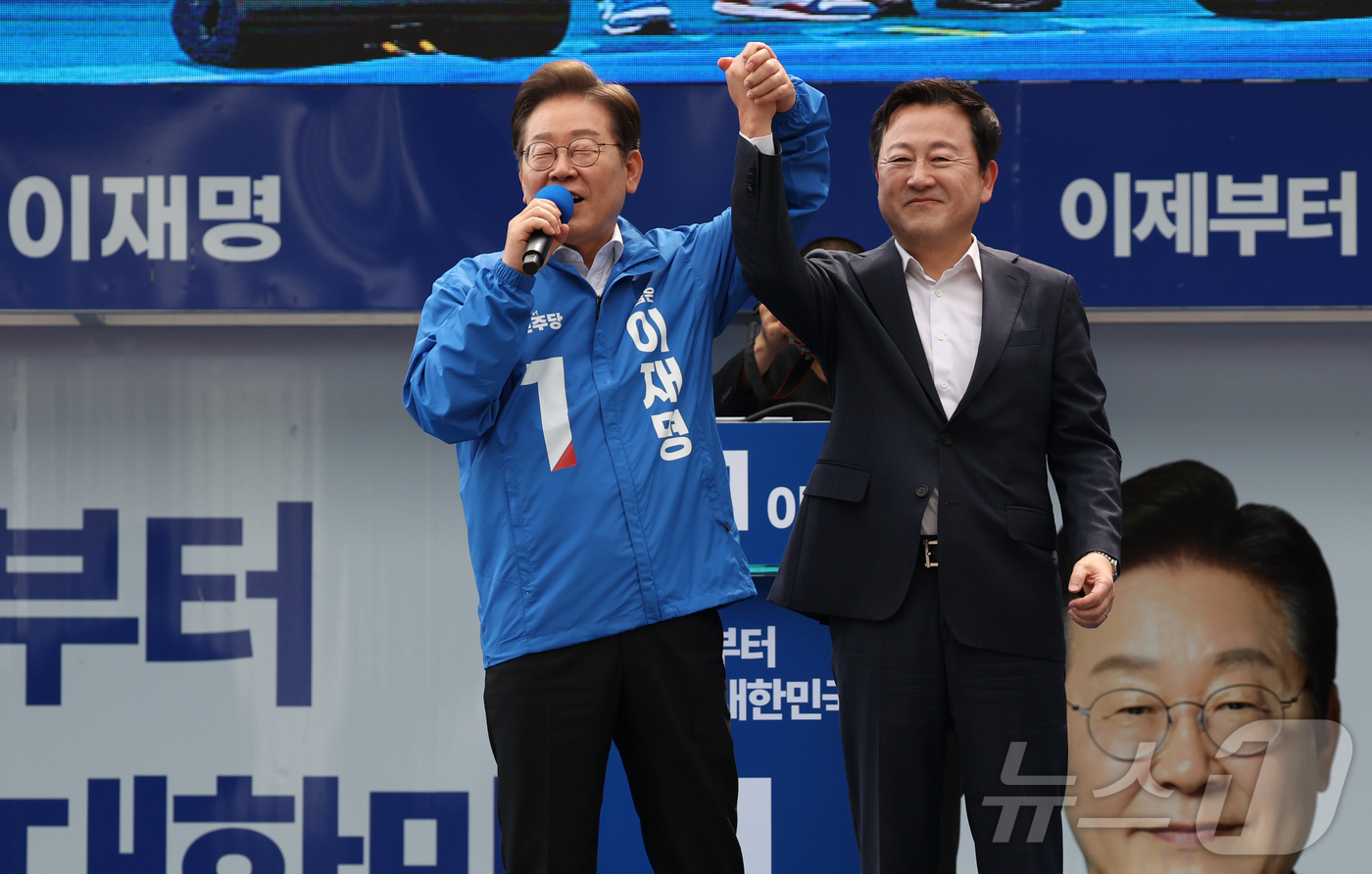 (광주=뉴스1) 이재명 기자 = 이재명 더불어민주당 대통령 후보가 17일 광주 서구 김대중컨벤션센터 광장에서 열린 집중유세에서 국민의힘 탈당 후 개혁신당 정책위의장을 맡았던 김용남 …