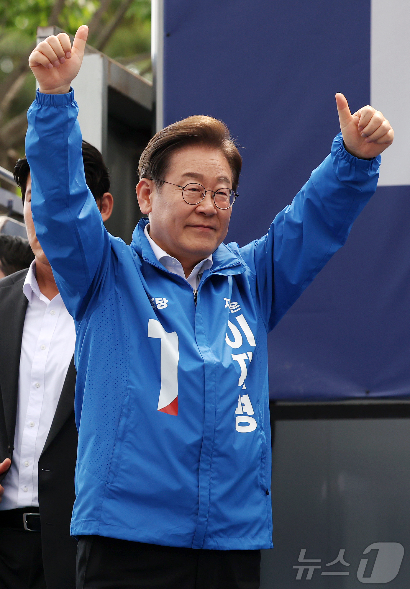 (광주=뉴스1) 이재명 기자 = 이재명 더불어민주당 대통령 후보가 17일 광주 서구 김대중컨벤션센터 광장에서 열린 집중유세에서 시민들에게 인사하고 있다. (공동취재)2025.5.1 …