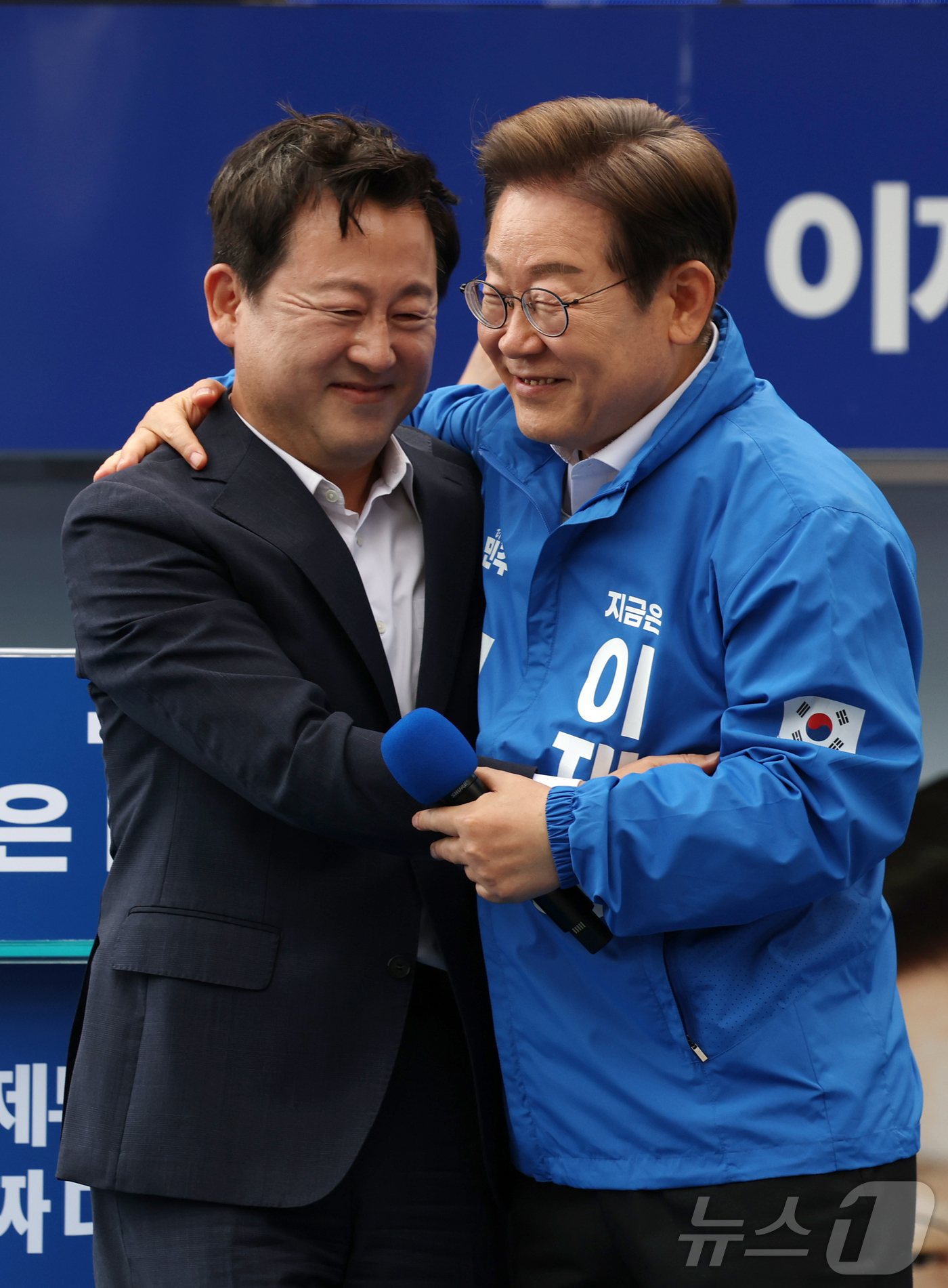 (광주=뉴스1) 이재명 기자 = 이재명 더불어민주당 대통령 후보가 17일 광주 서구 김대중컨벤션센터 광장에서 열린 집중유세에서 국민의힘 탈당 후 개혁신당 정책위의장을 맡았던 김용남 …