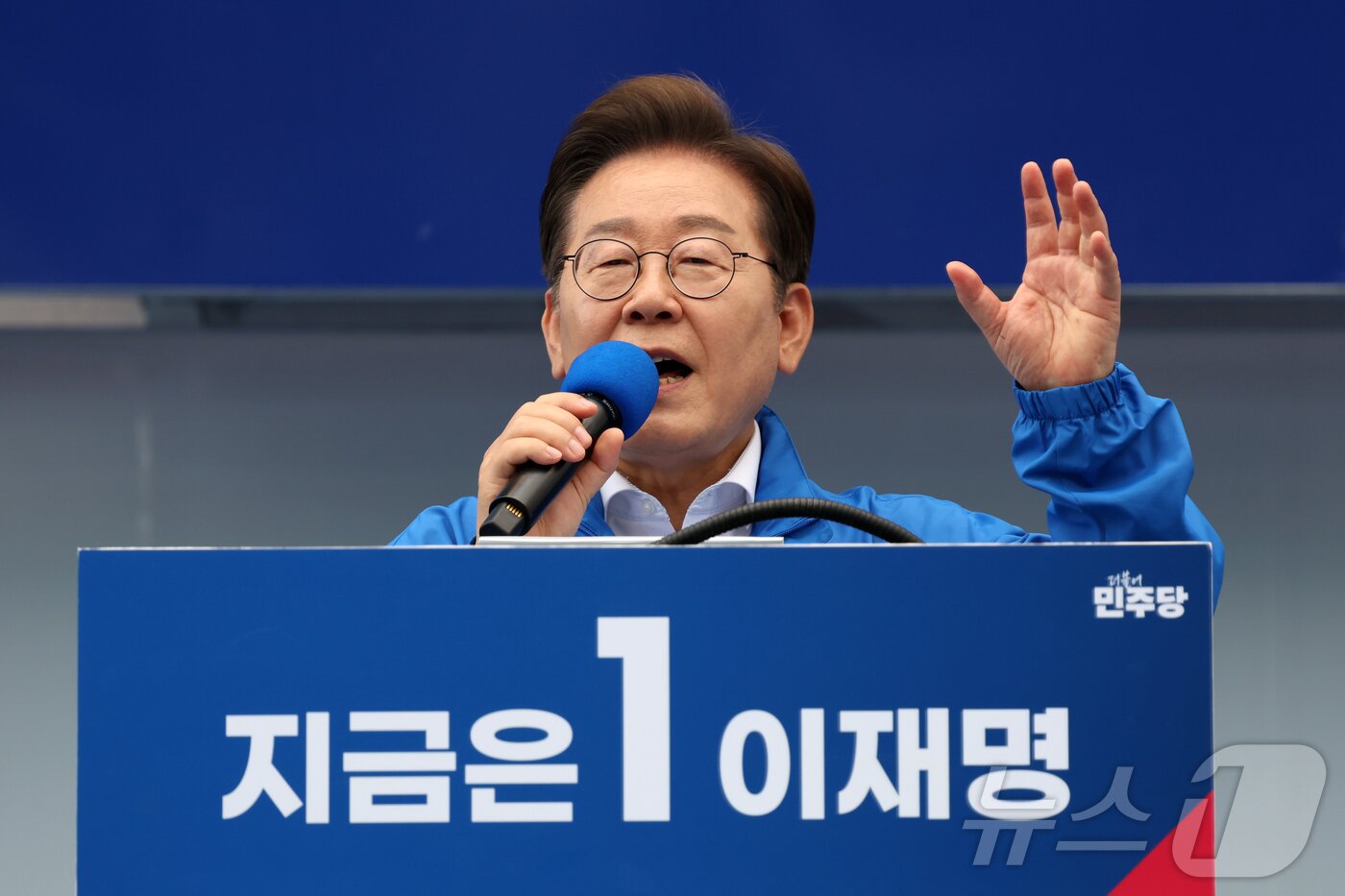 본문 이미지 - 이재명 더불어민주당 대통령 후보가 17일 광주 서구 김대중컨벤션센터 광장에서 열린 집중유세에서 연설하고 있다. &#40;공동취재&#41; 2025.5.17/뉴스1 ⓒ News1 이재명 기자